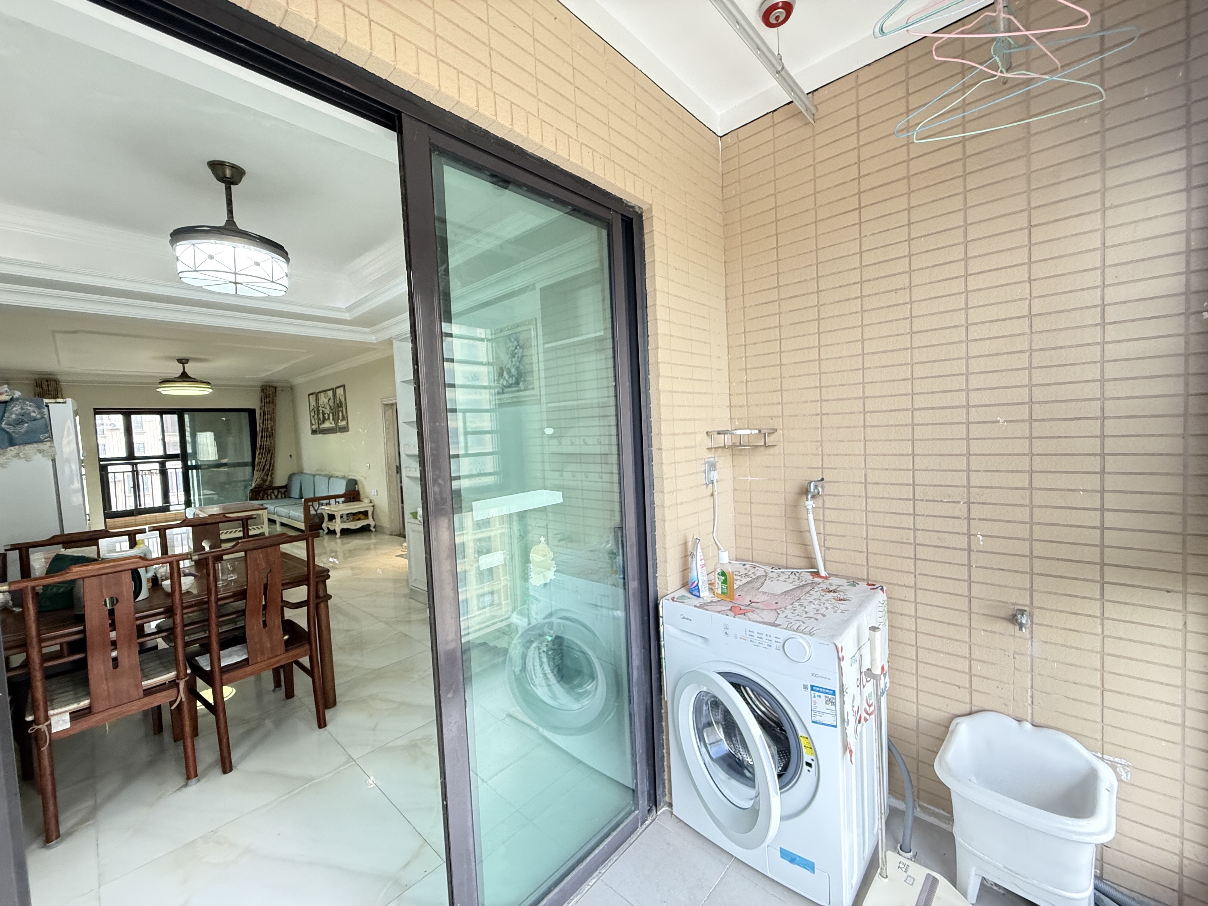 江畔人家 3室2厅2卫 3500.0元/月 江畔人家 3室2厅2卫 3500.0元/月室内图