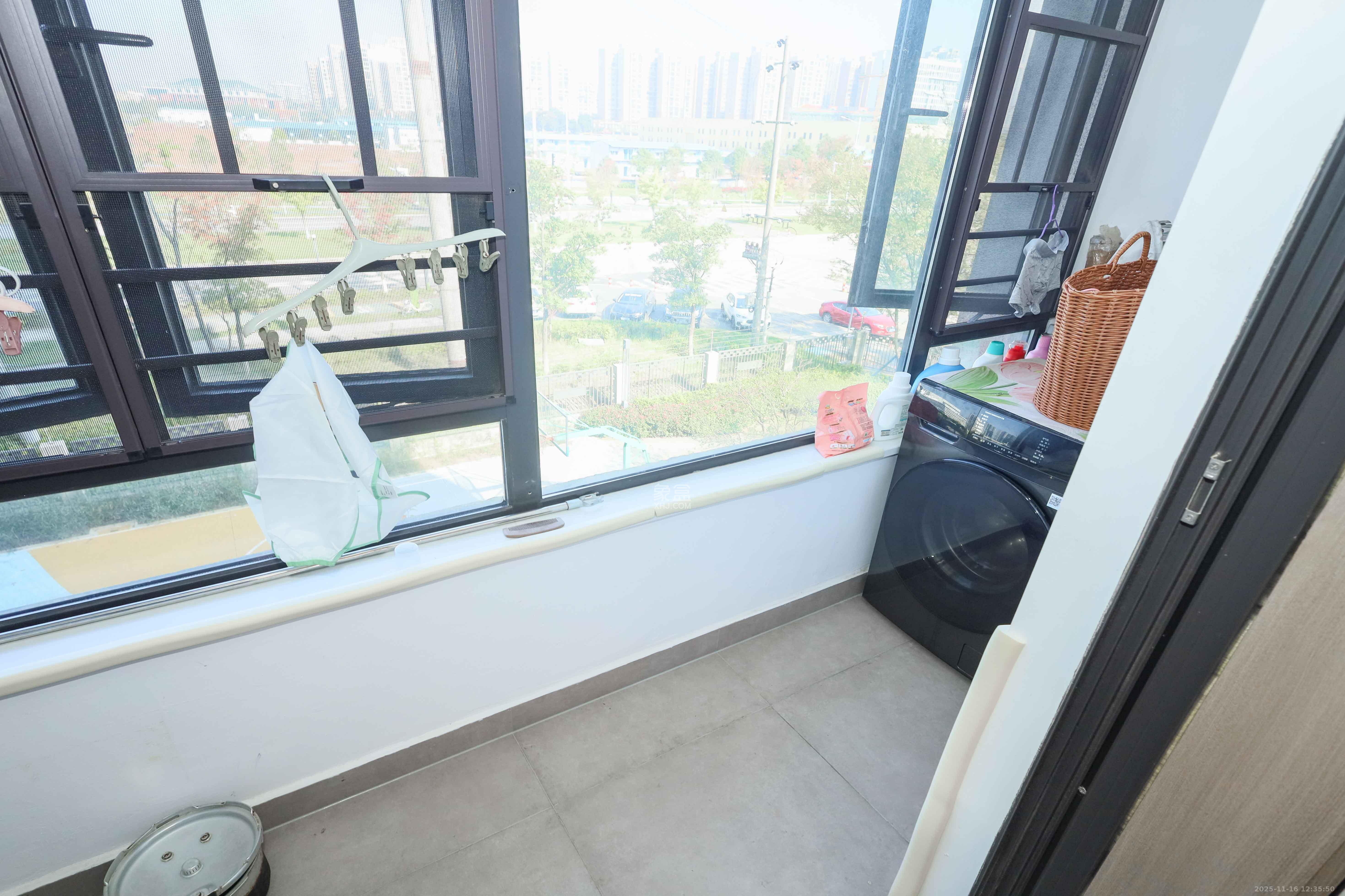 越秀亲爱里  4室2厅2卫    135.0万阳台