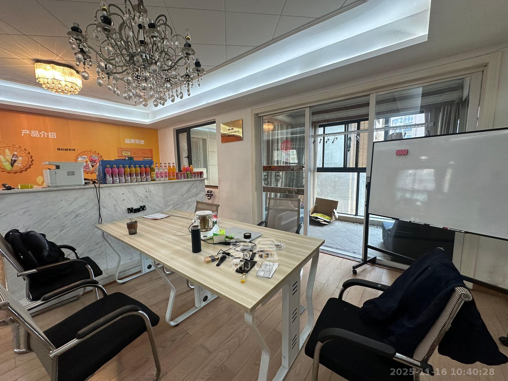 藏珑湖上国际花园  3室2厅2卫    3600.0元/月室内图