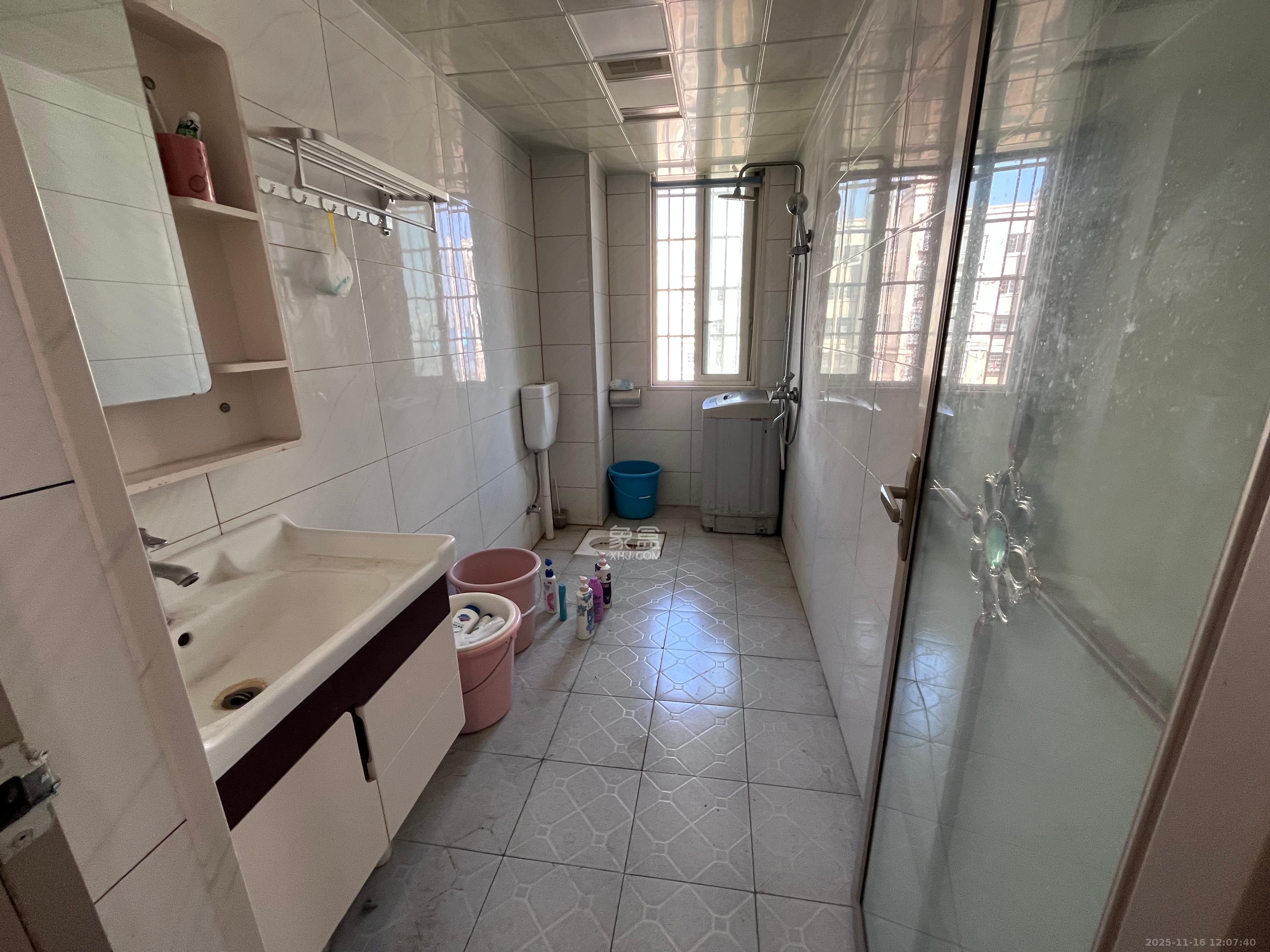 和润园一、二期  3室2厅2卫    2000.0元/月室内图