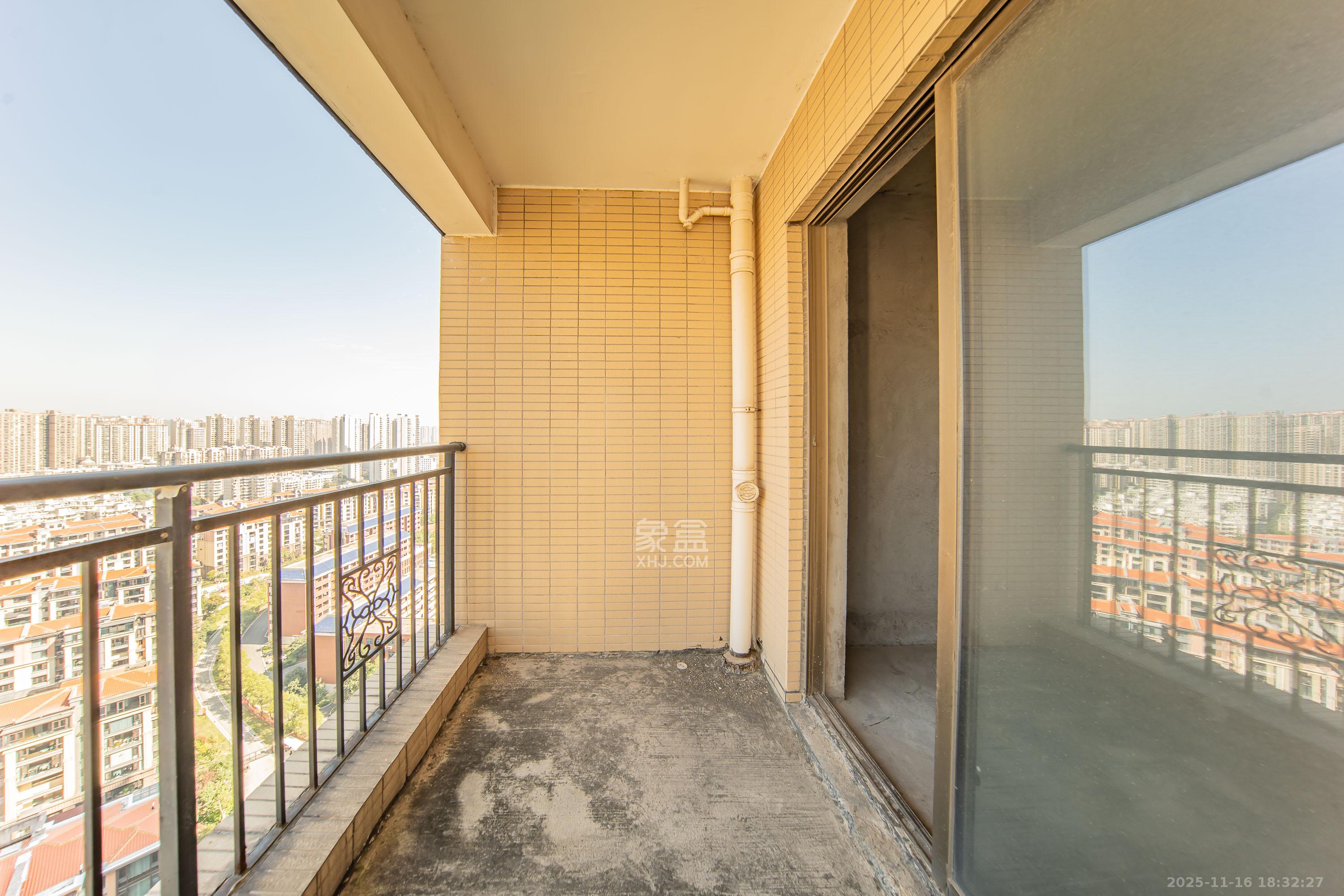 江山帝景雅典  4室2厅1卫    160.0万阳台