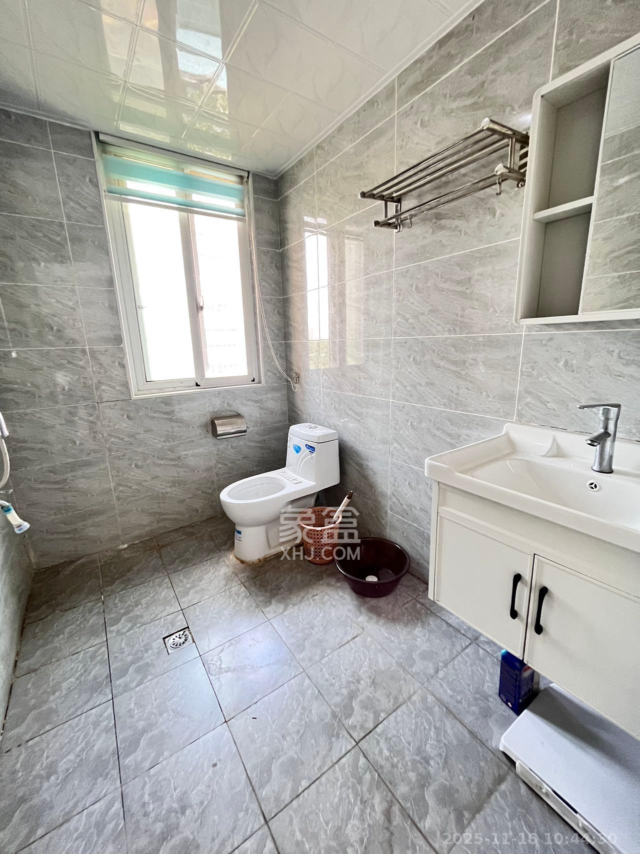 绿地新都会  3室2厅2卫    2200.0元/月室内图