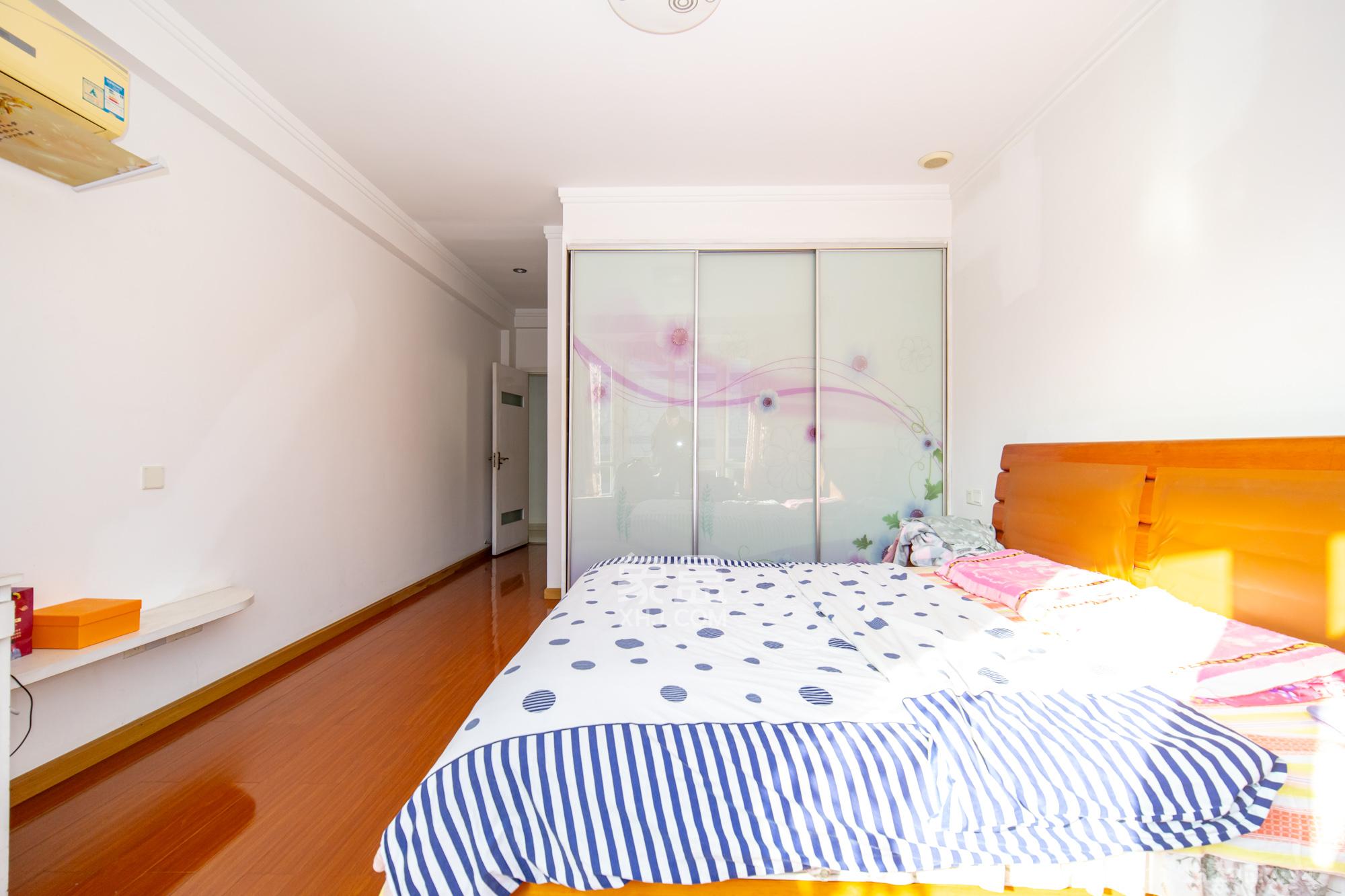 山水芙蓉国际新城  5室2厅2卫    68.0万卧室