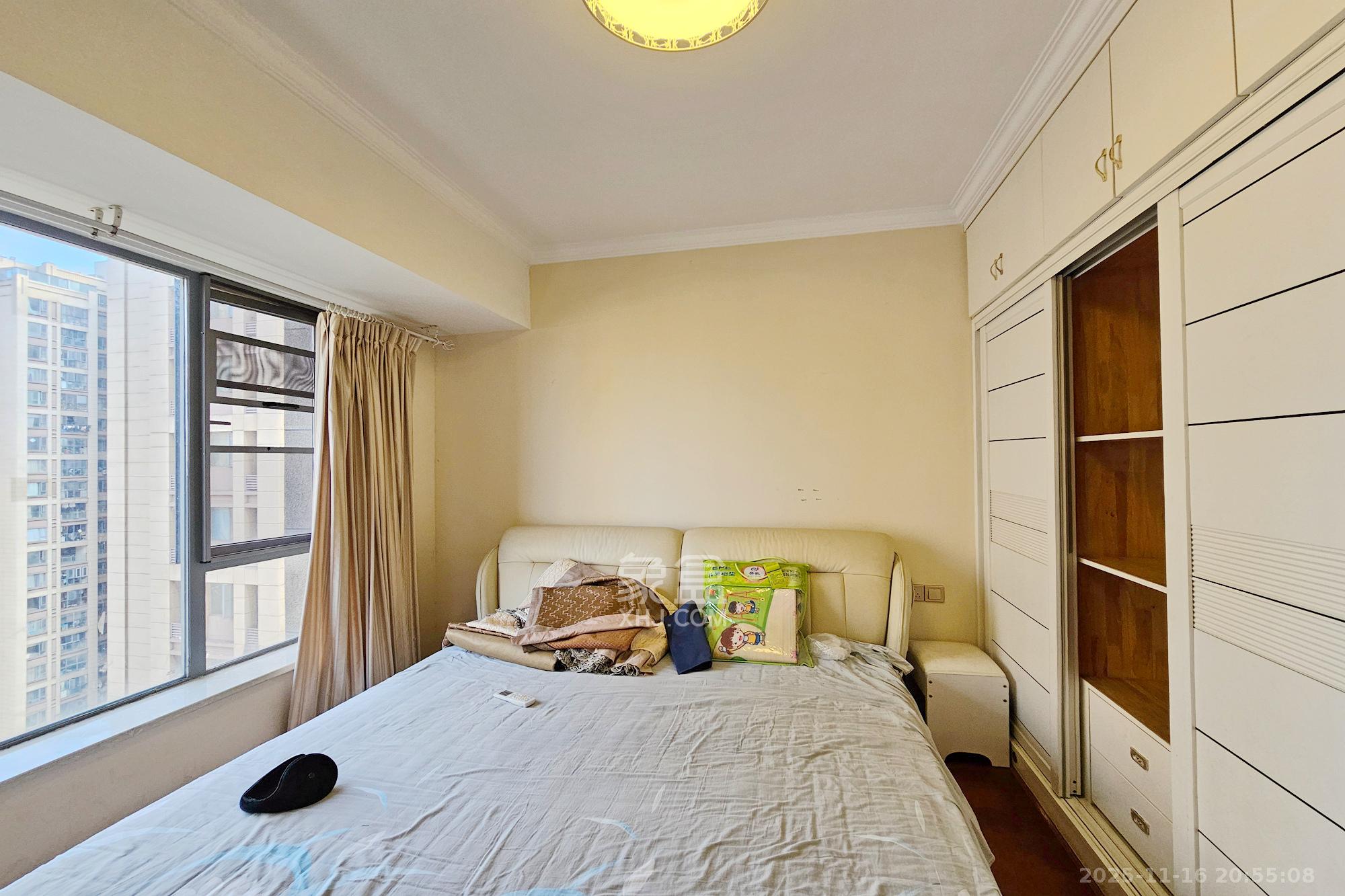 嘉宇盛世华章  3室2厅2卫    100.0万卧室