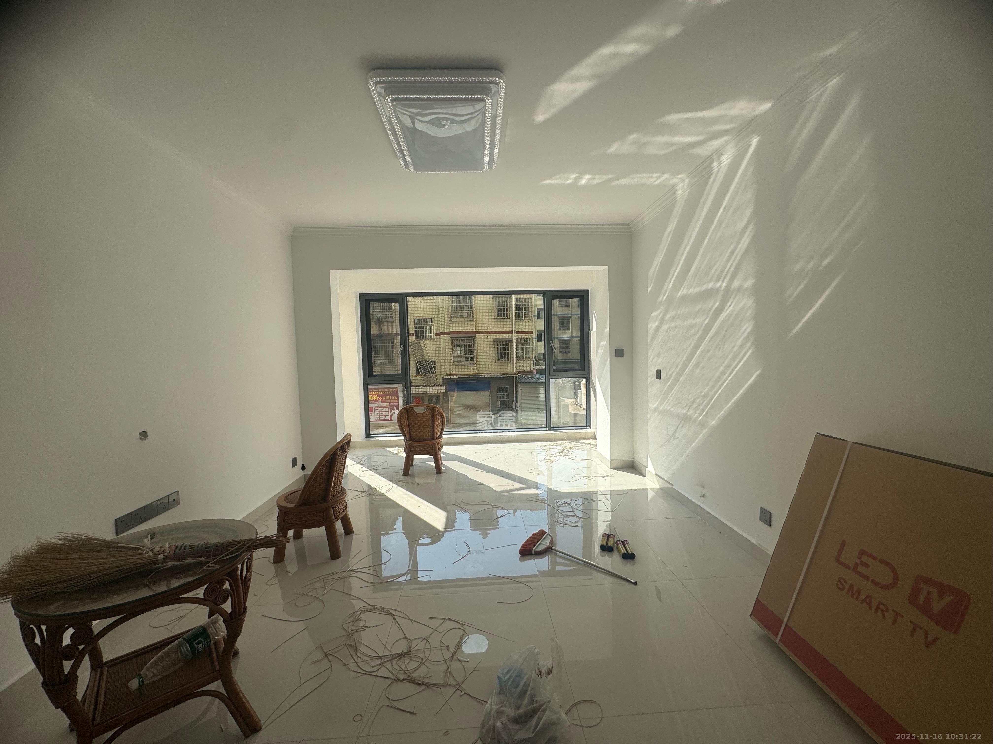 金石蓉园  2室2厅1卫    2400.0元/月室内图1