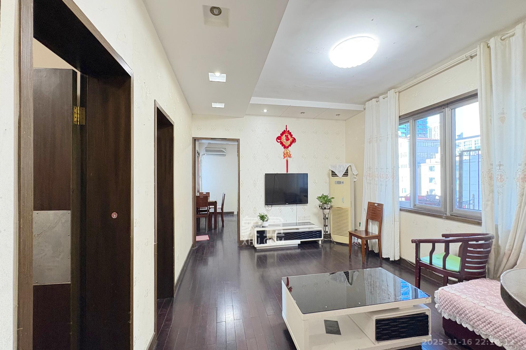 市教委单位房  3室2厅1卫    79.8万客厅