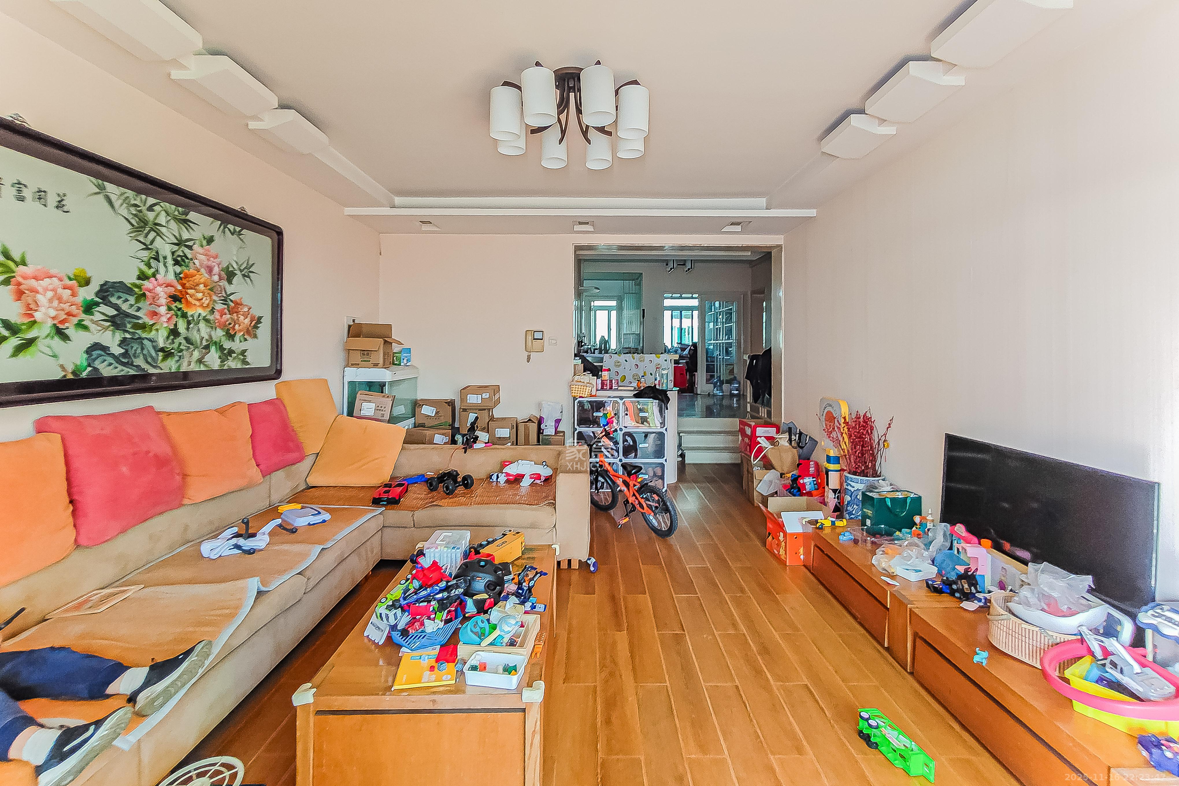 创远景园  4室2厅2卫    155.0万客厅