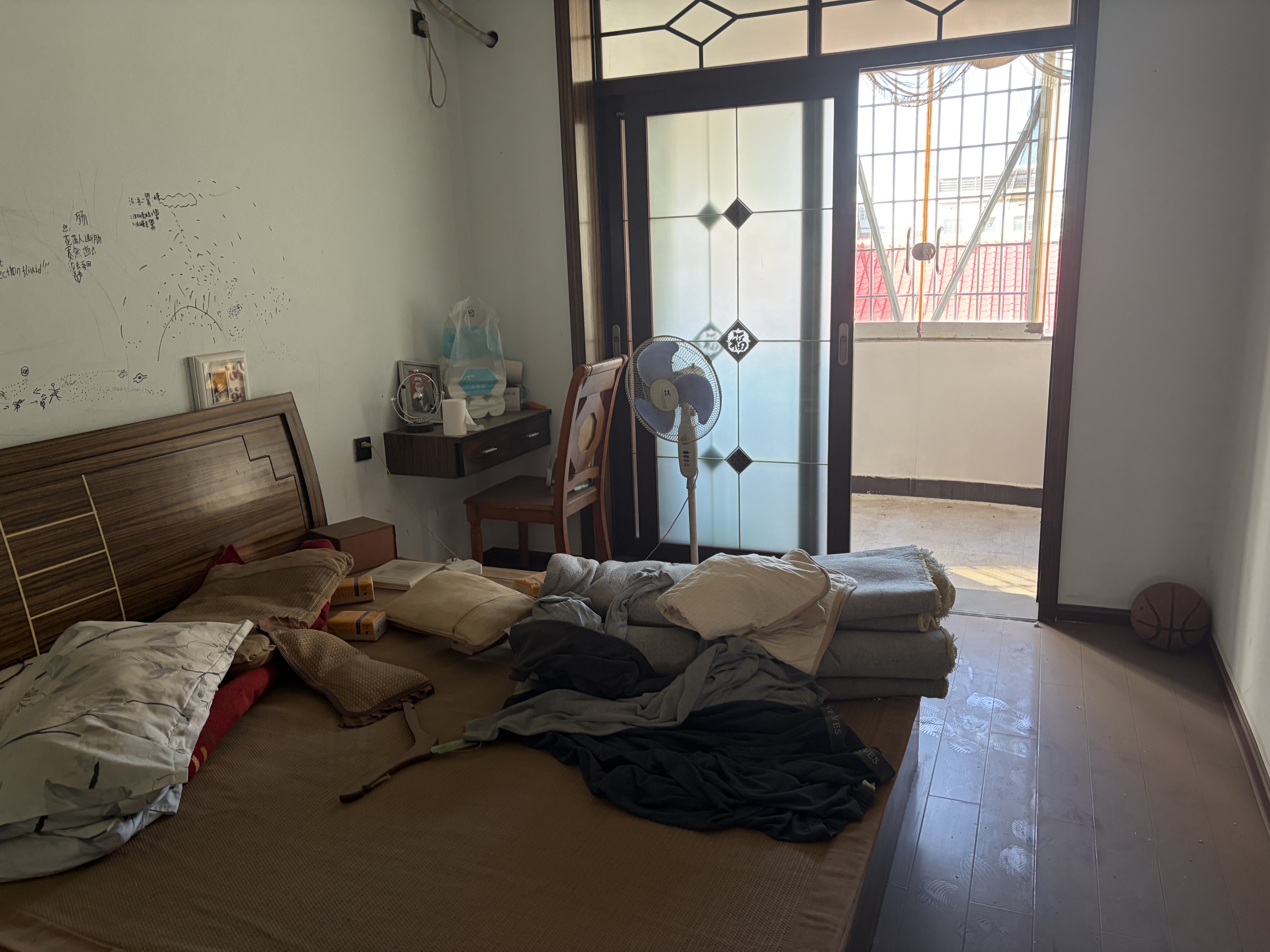 安厦鑫苑 1室0厅0卫 120.0万 安厦鑫苑 1室0厅0卫 120.0万客厅