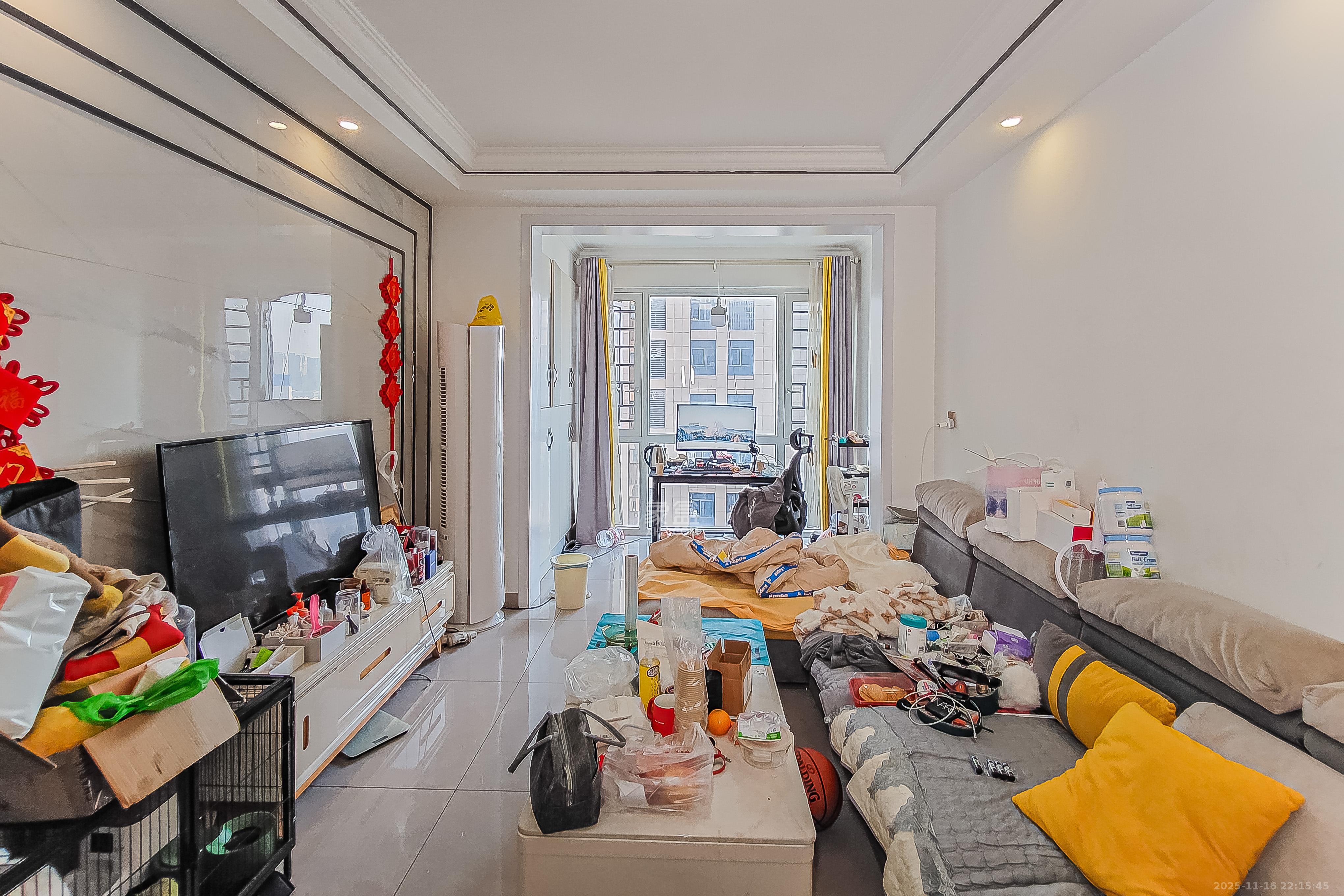 江南华府  3室2厅1卫    90.0万客厅