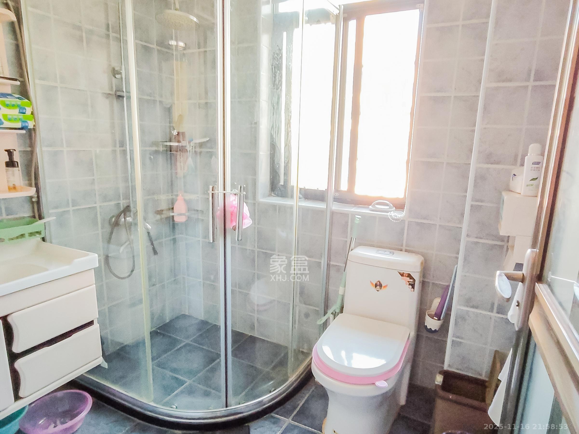 岸芷汀兰  4室2厅2卫    70.0万卫生间