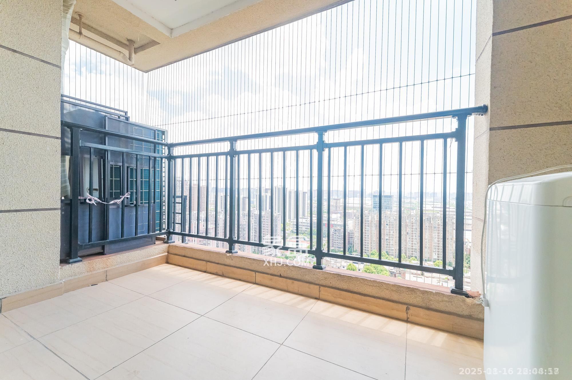 碧桂园中央花园  3室2厅2卫    2300.0元/月室内图