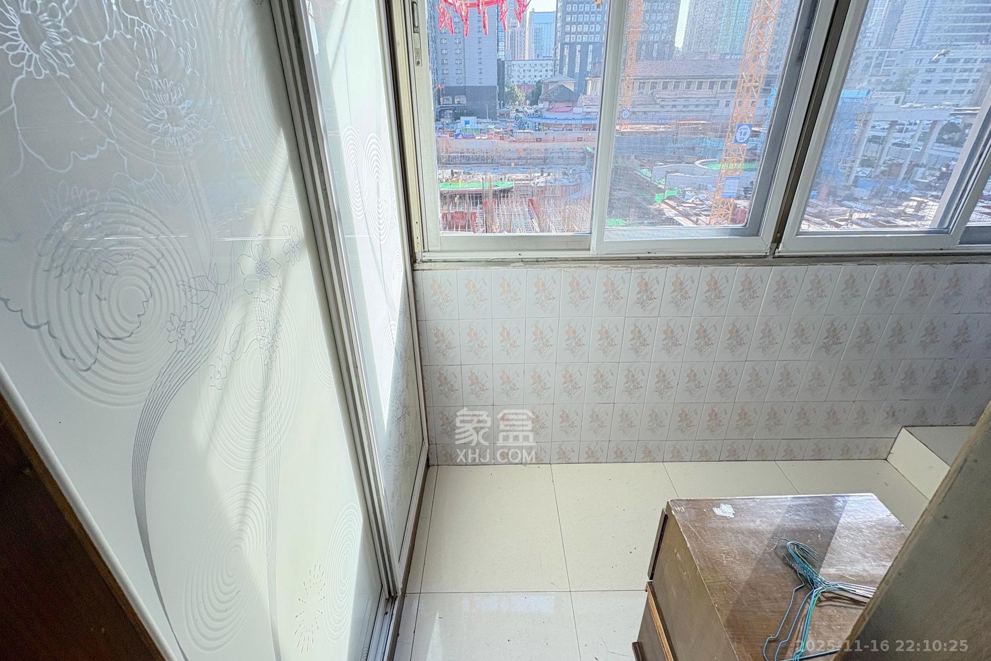 市教委单位房  3室2厅1卫    79.8万阳台