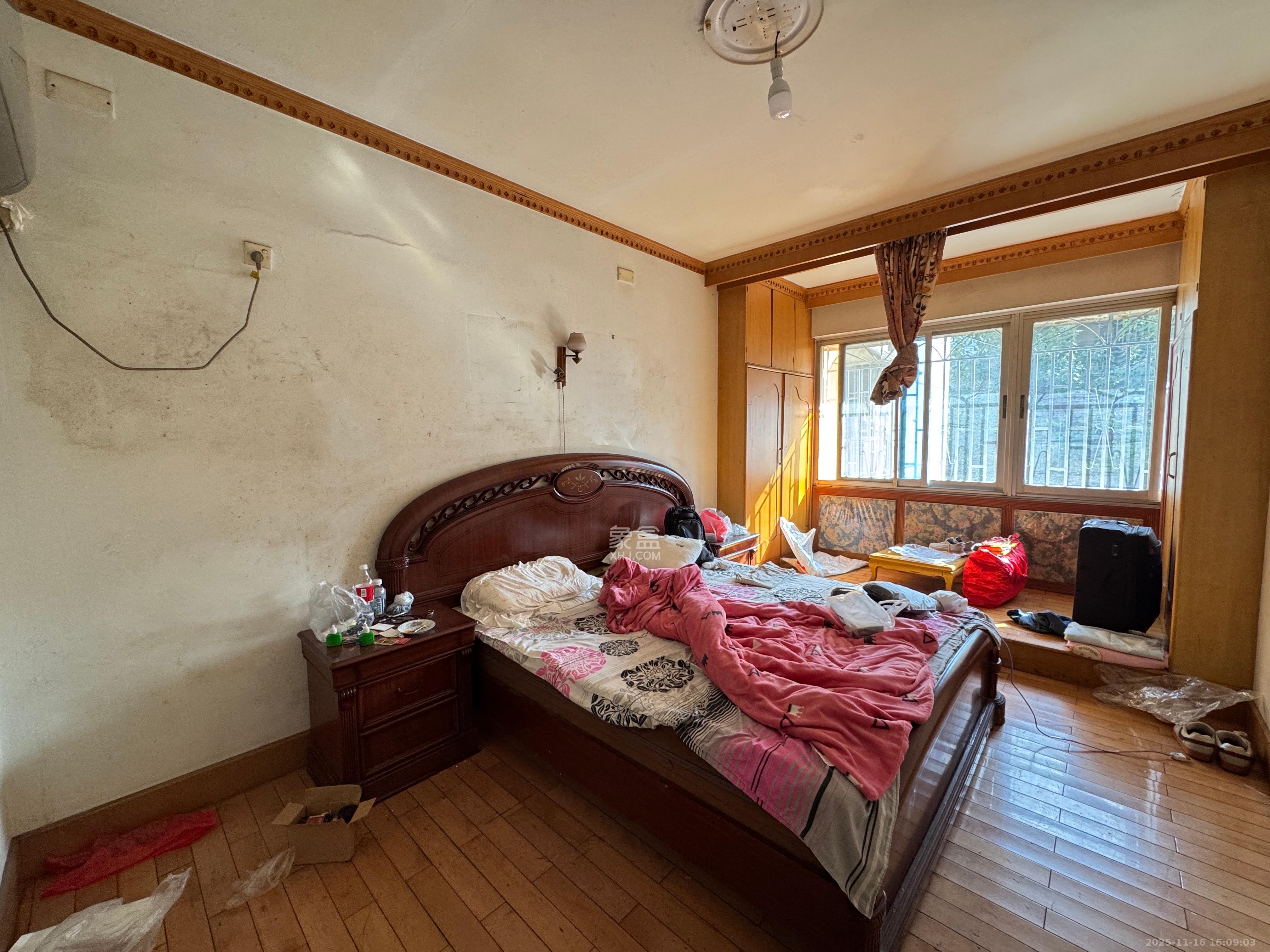 刑警之家  1室2厅1卫    2200.0元/月室内图