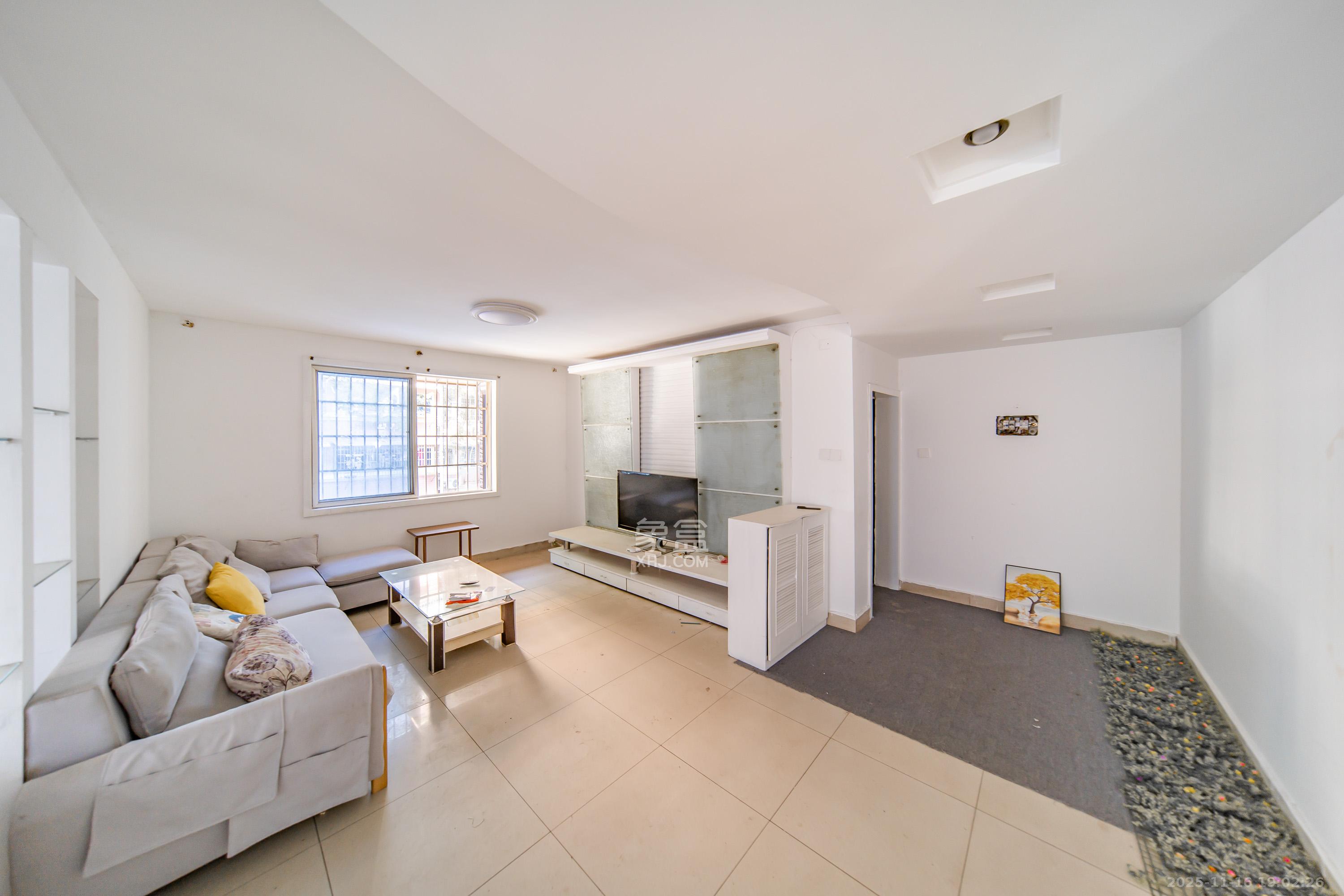 四方小区  3室2厅2卫    70.0万客厅