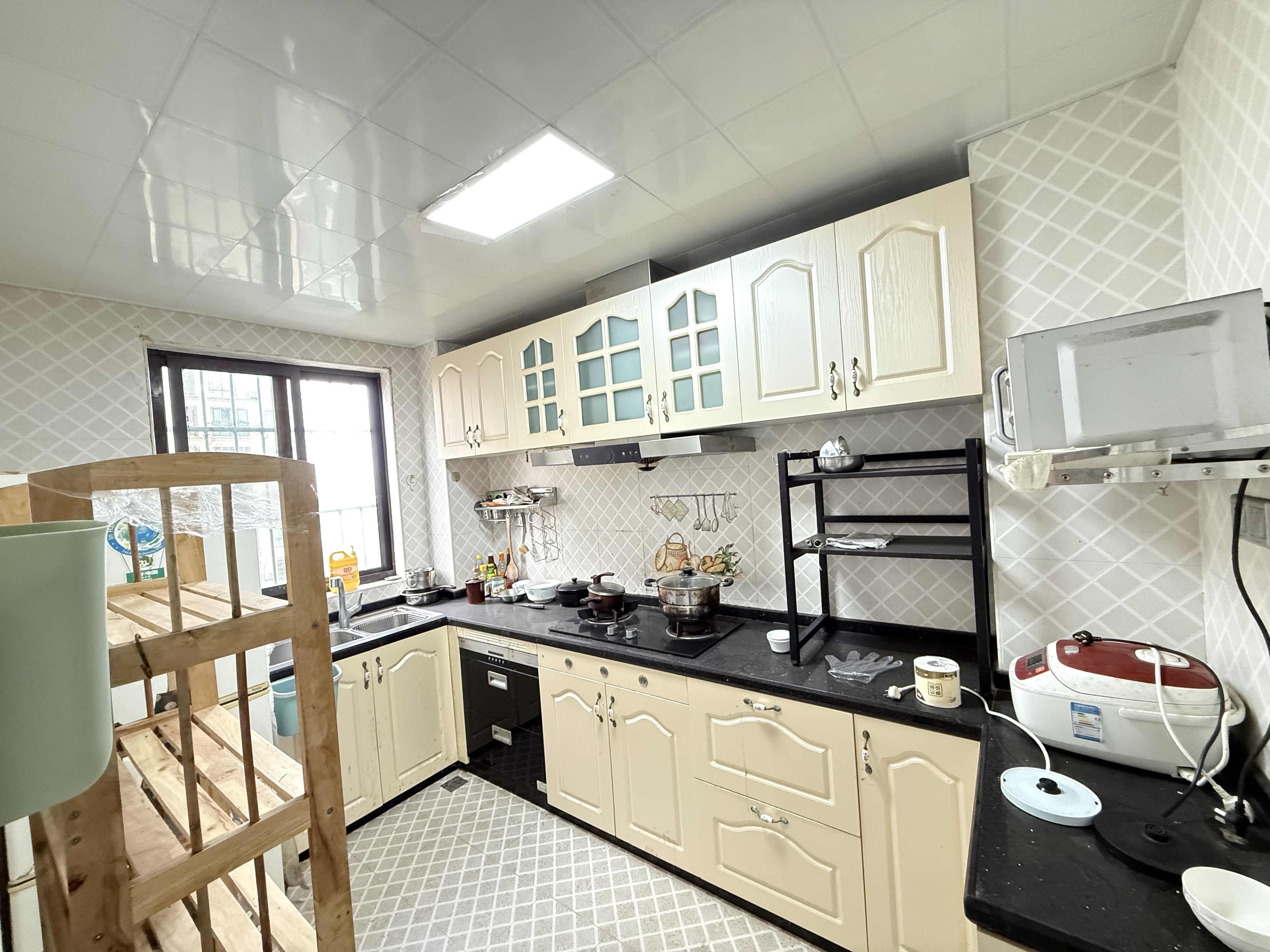 江畔人家 3室2厅2卫 3500.0元/月 江畔人家 3室2厅2卫 3500.0元/月室内图