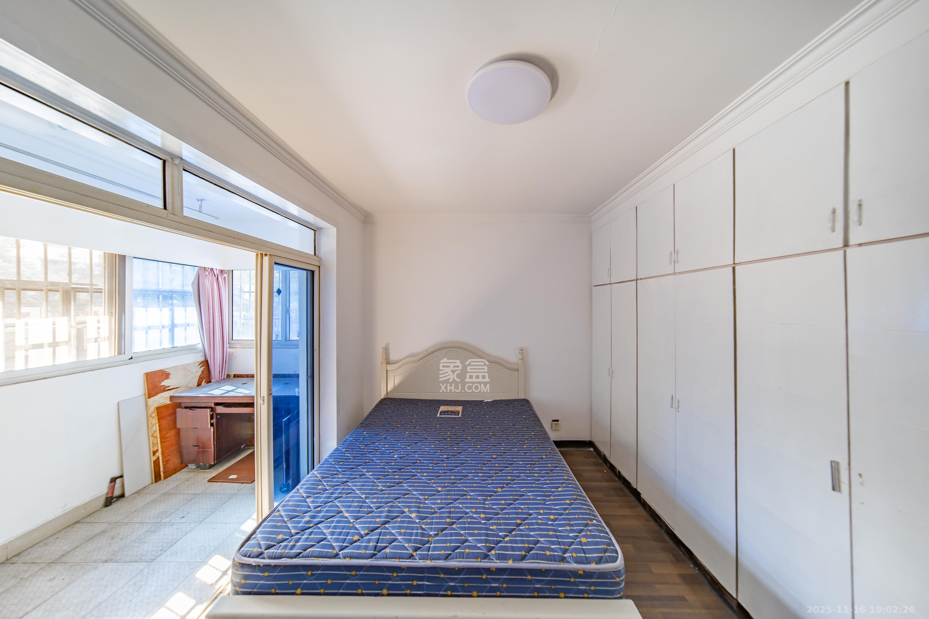 四方小区  3室2厅2卫    70.0万卧室