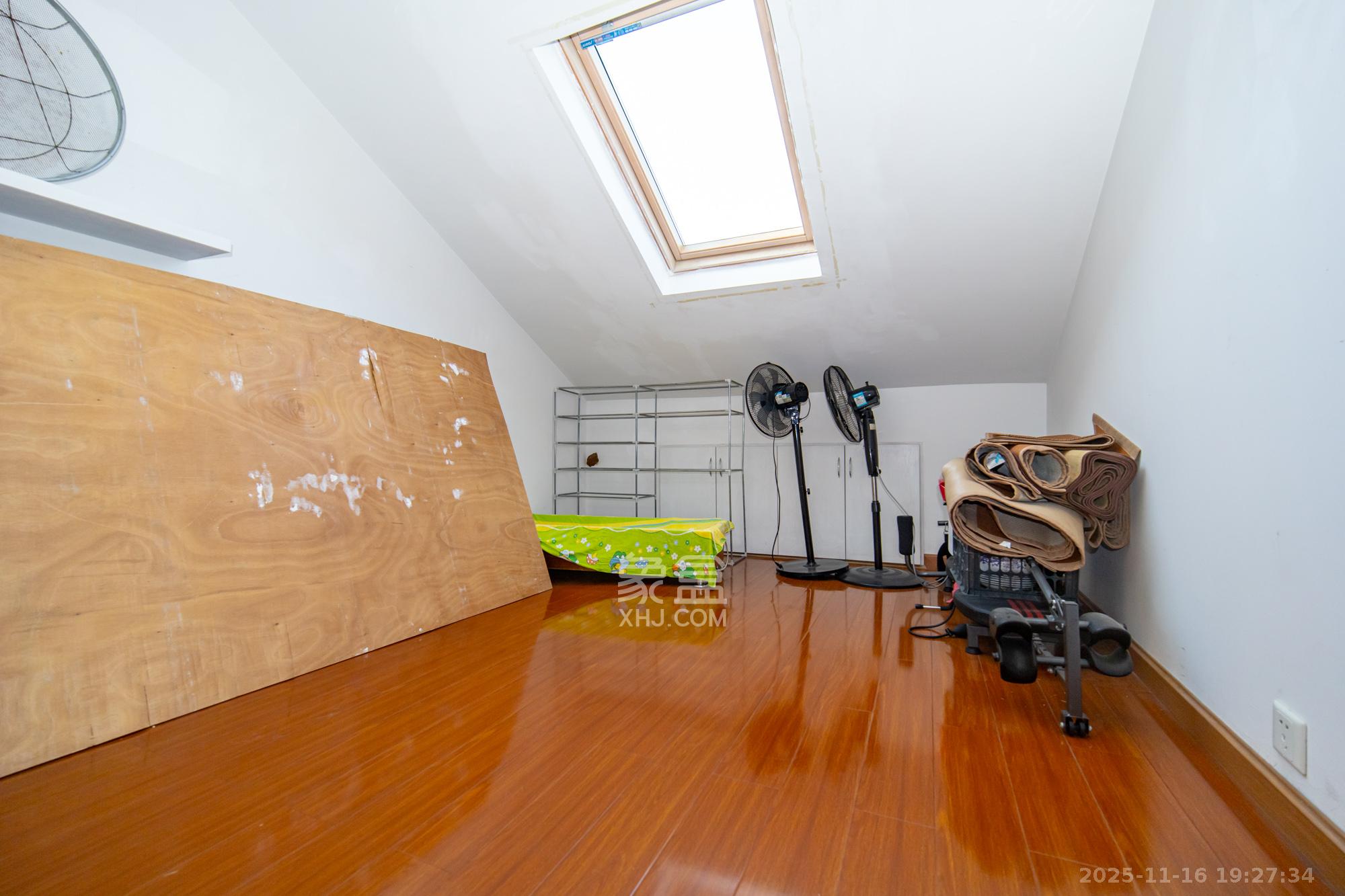 山水芙蓉国际新城 5室2厅2卫 68.0万 山水芙蓉国际新城 5室2厅2卫 68.0万卧室