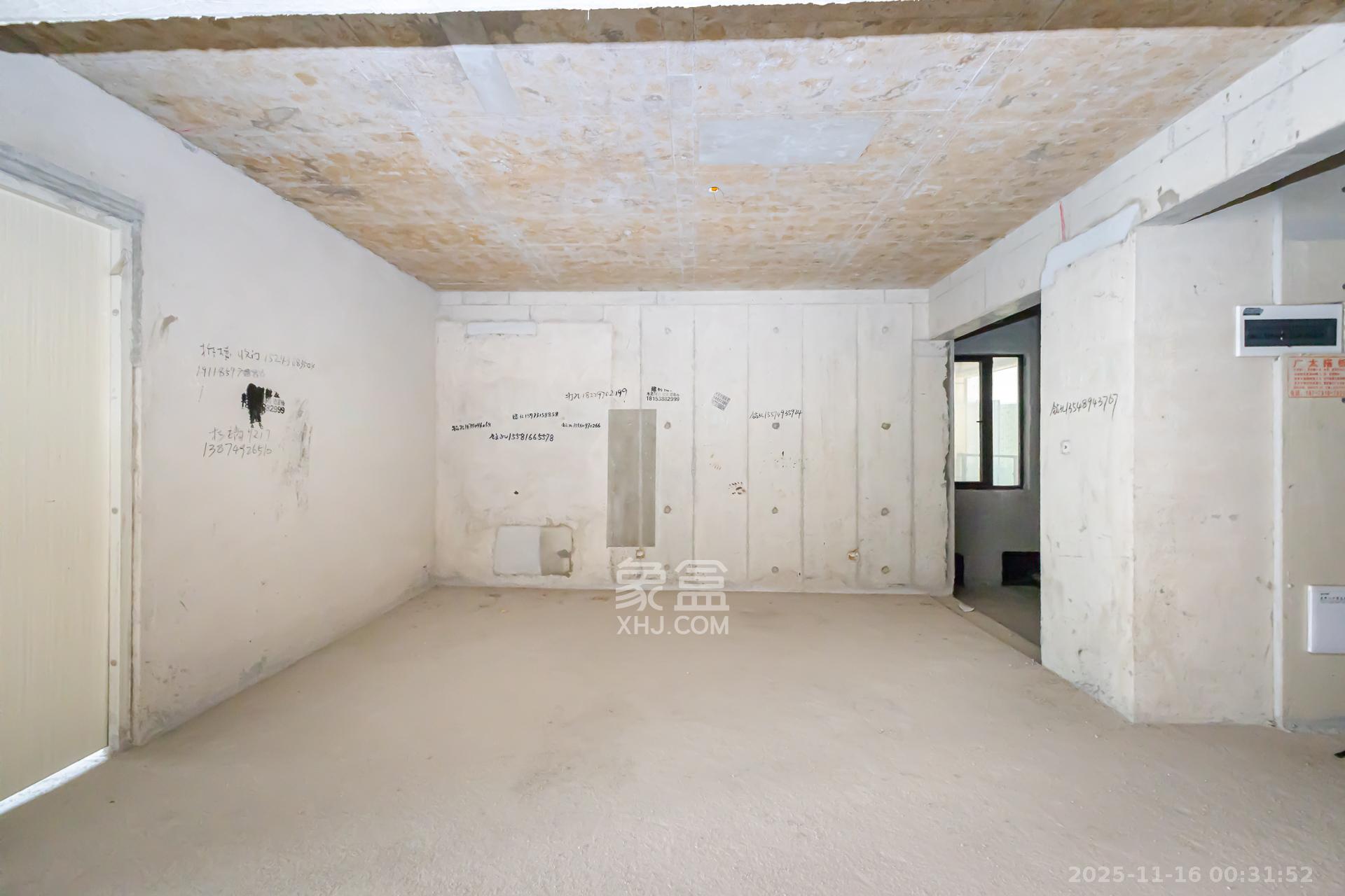 润和湘江天地C区  3室2厅2卫    108.0万客厅