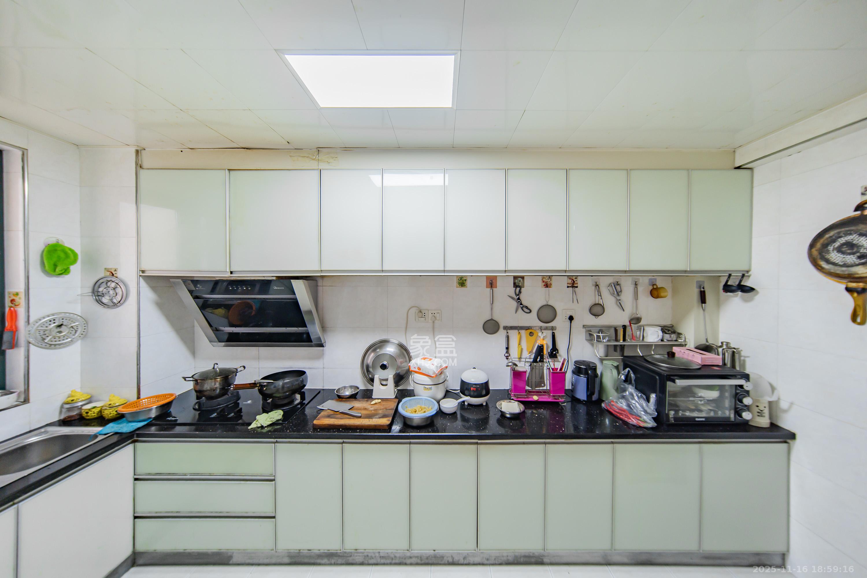 佳阳悦景馨都  4室2厅2卫    94.8万厨房