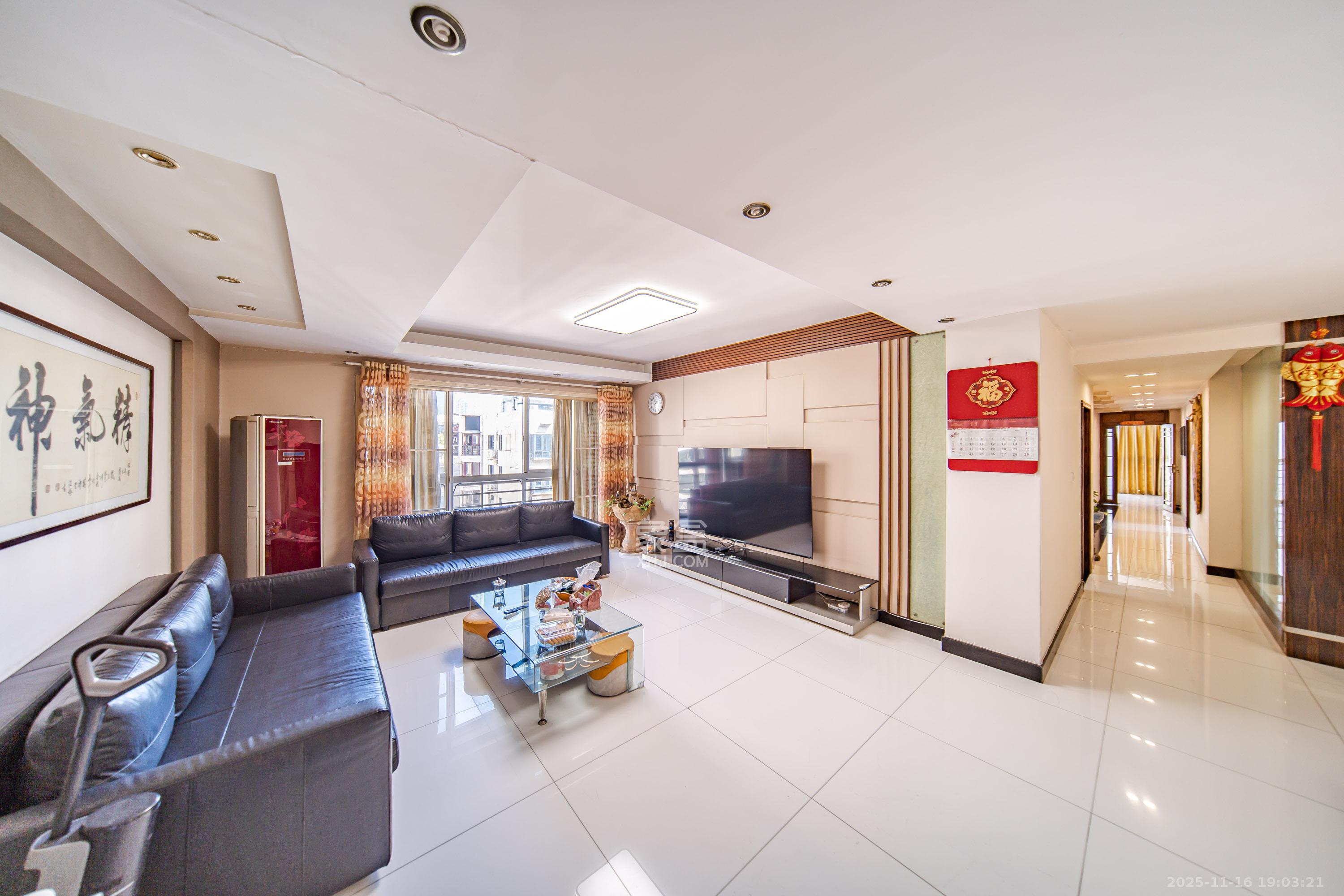 锦绣华天  4室2厅2卫    215.0万客厅