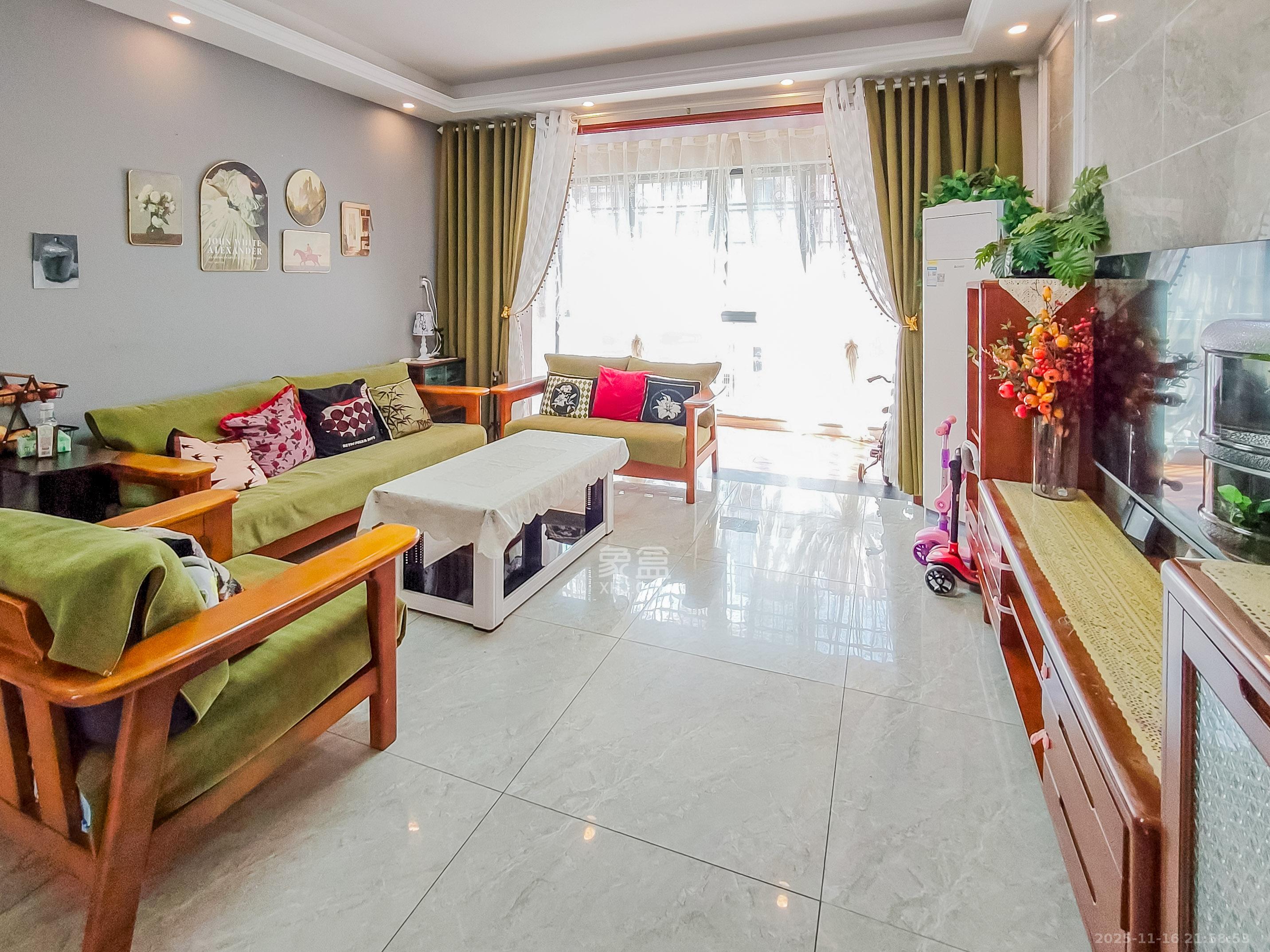 岸芷汀兰  4室2厅2卫    70.0万客厅