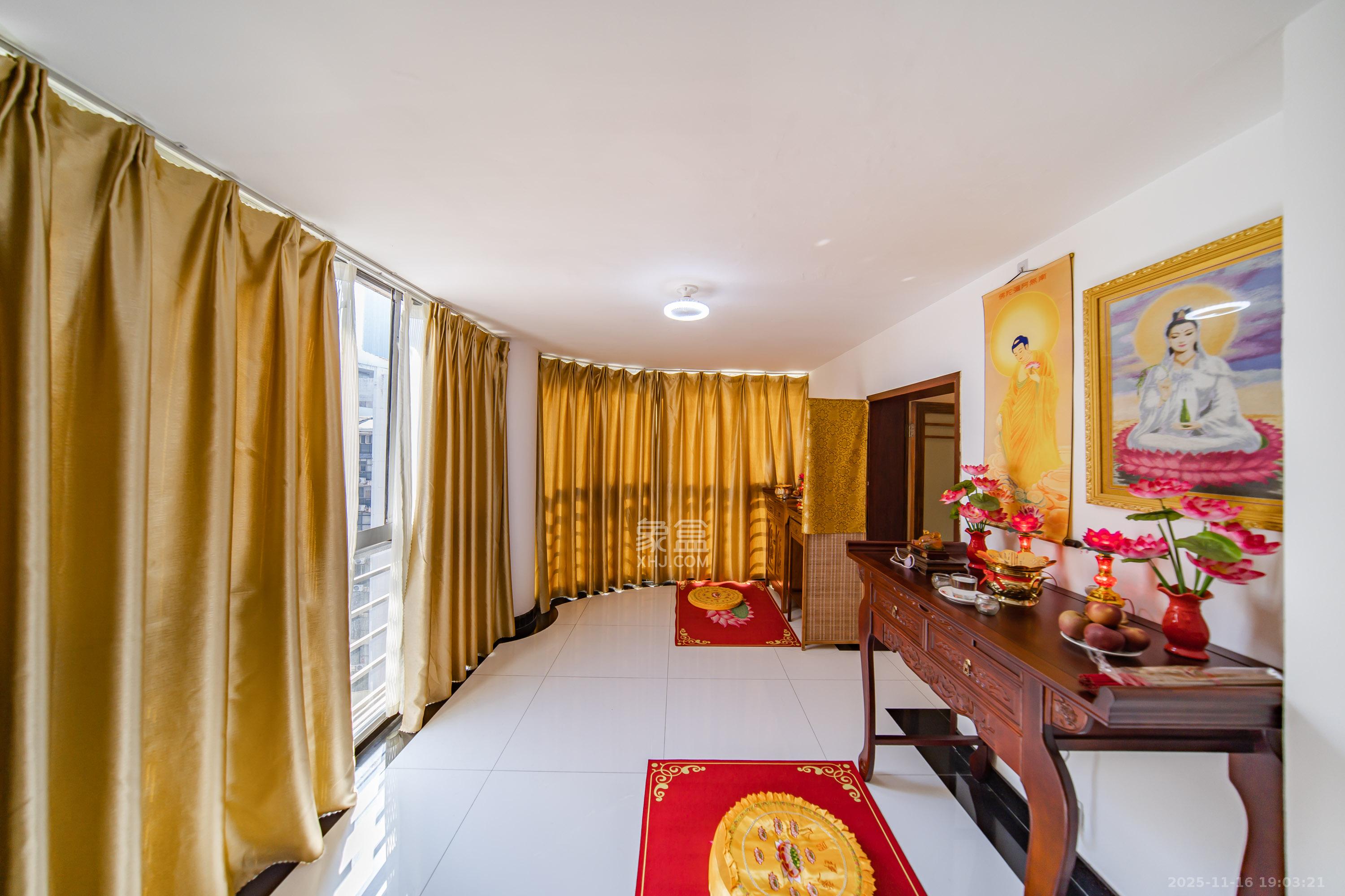 锦绣华天  4室2厅2卫    215.0万卧室