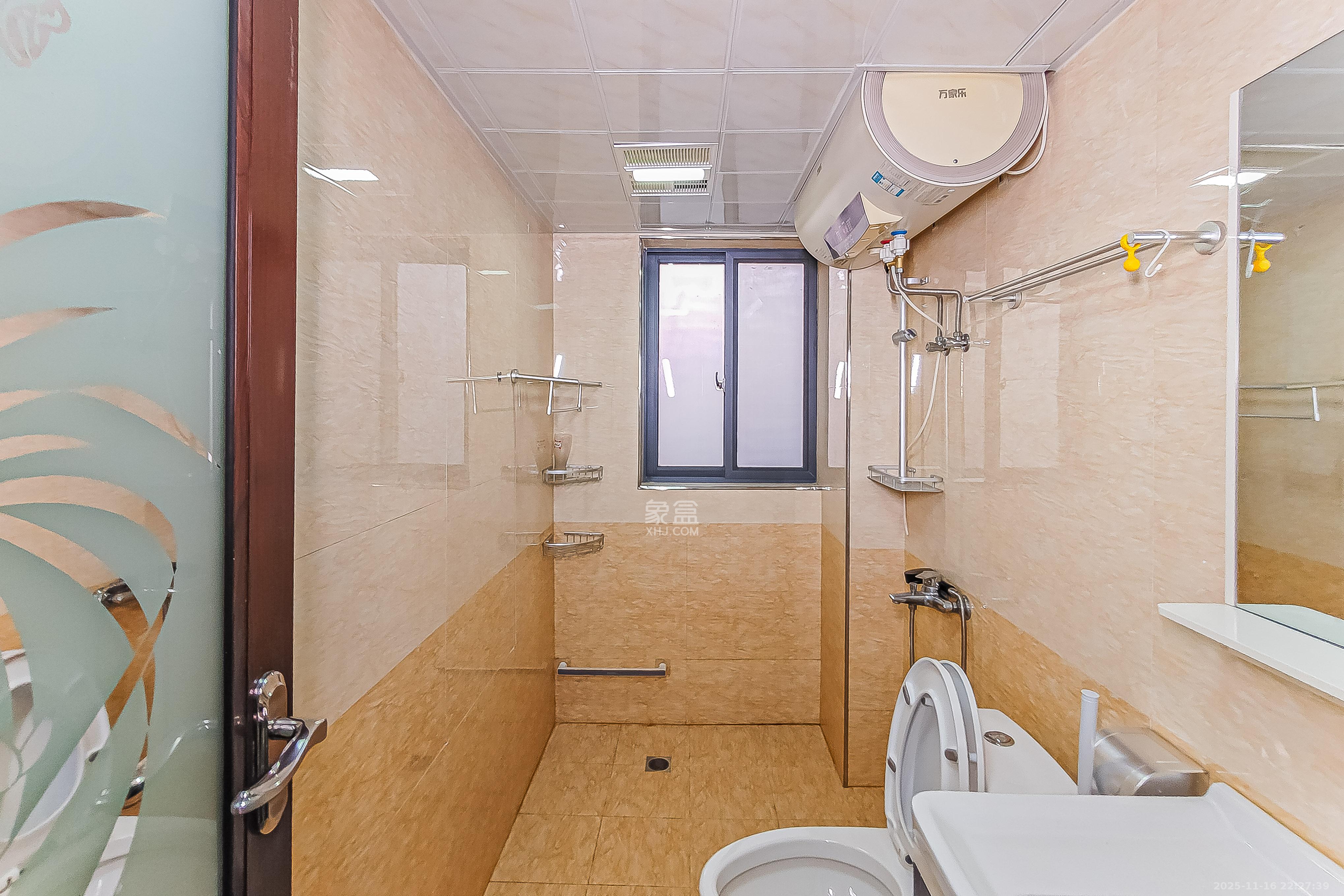 钱隆首府(福晟御园) 3室2厅2卫 135.0万 钱隆首府(福晟御园) 3室2厅2卫 135.0万卫生间