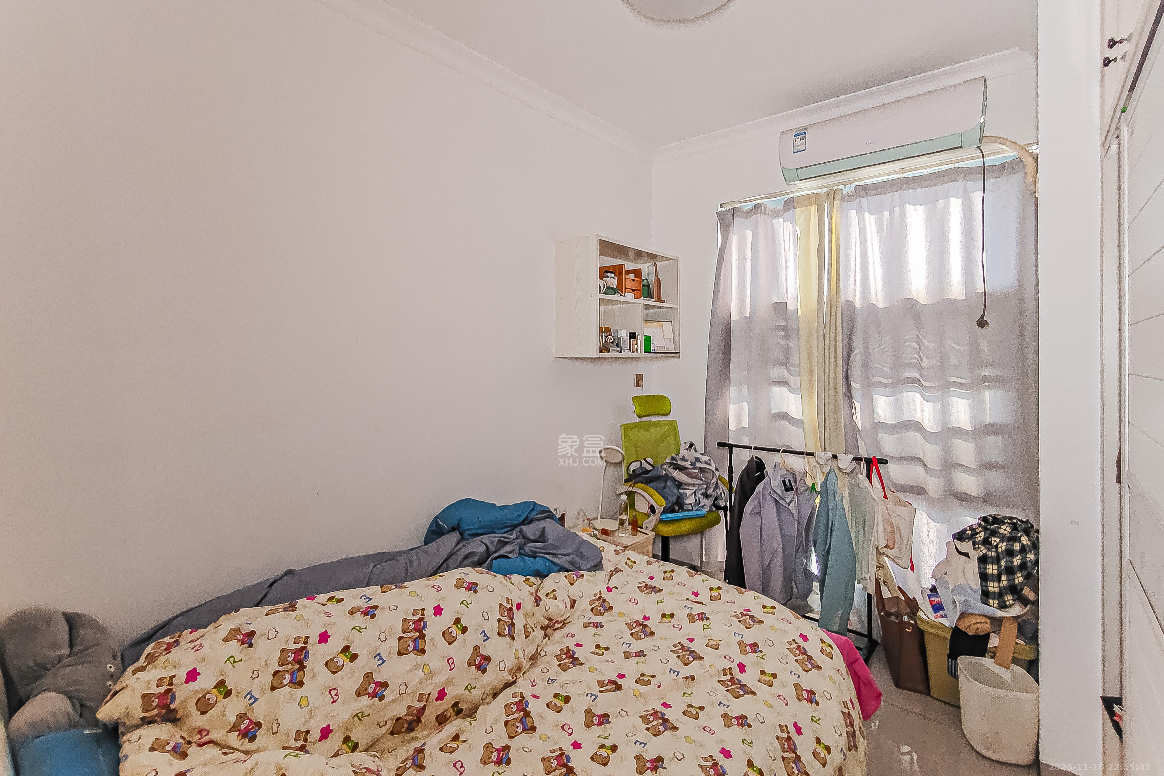 江南华府  3室2厅1卫    90.0万卧室