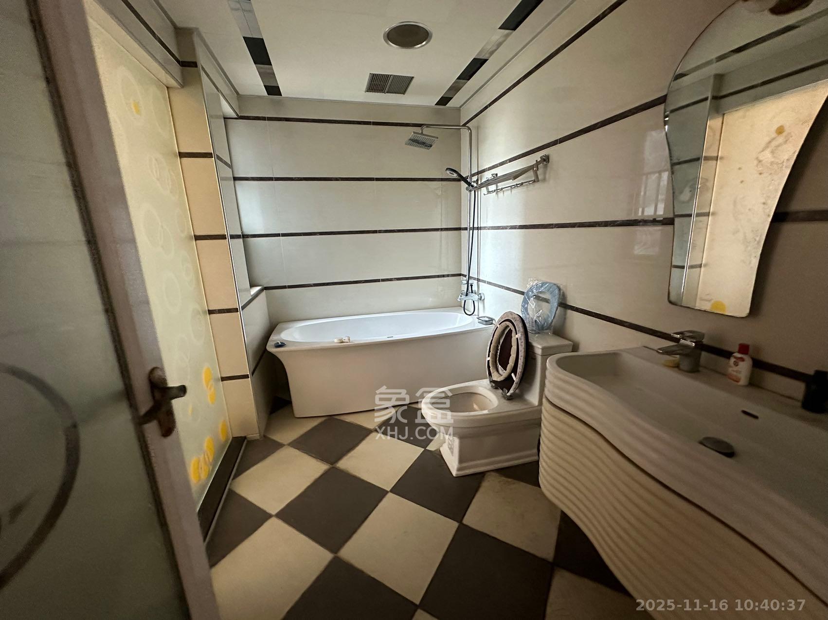 藏珑湖上国际花园  3室2厅2卫    3600.0元/月室内图