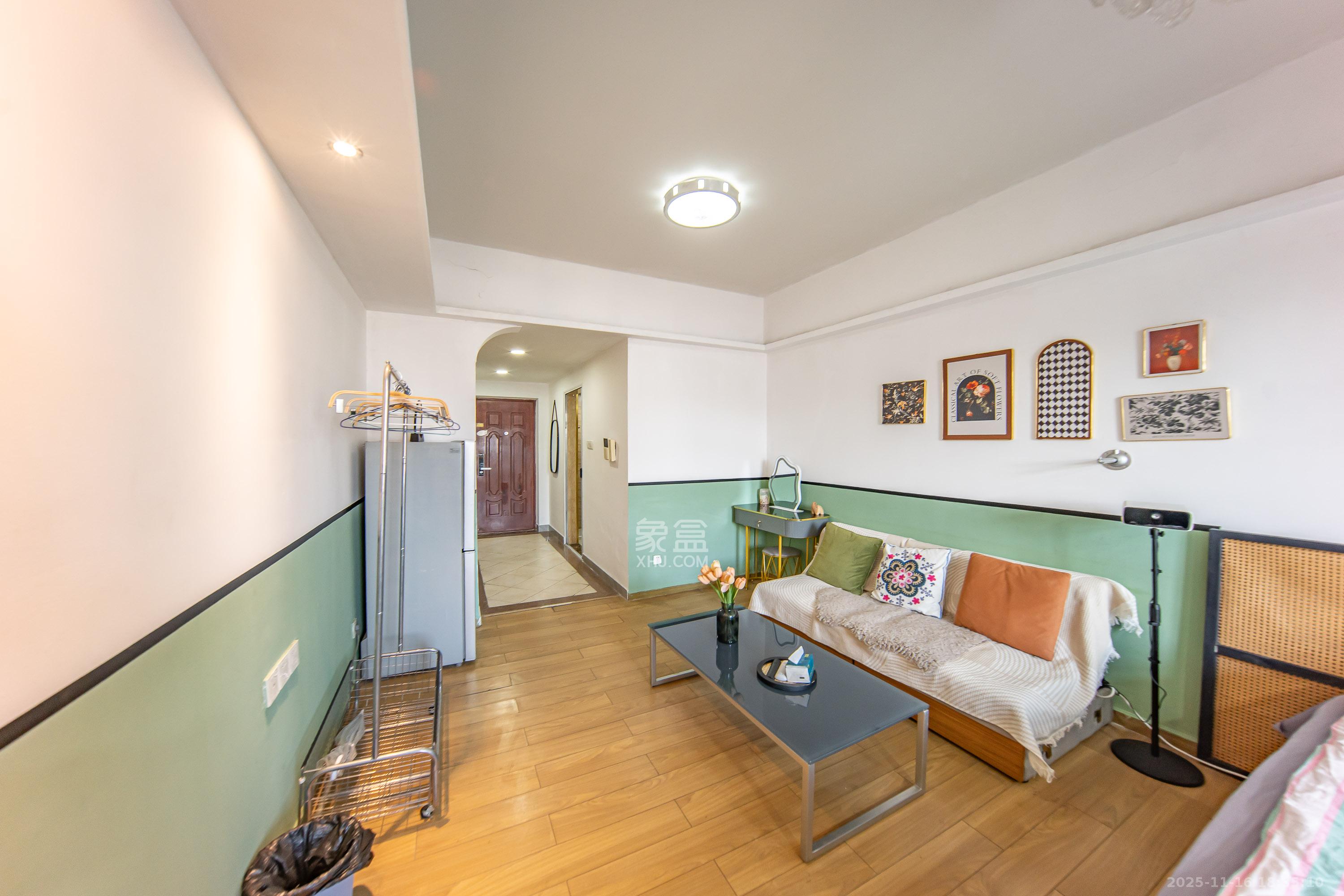 米兰春天 1室1厅1卫 16.8万 米兰春天 1室1厅1卫 16.8万客厅