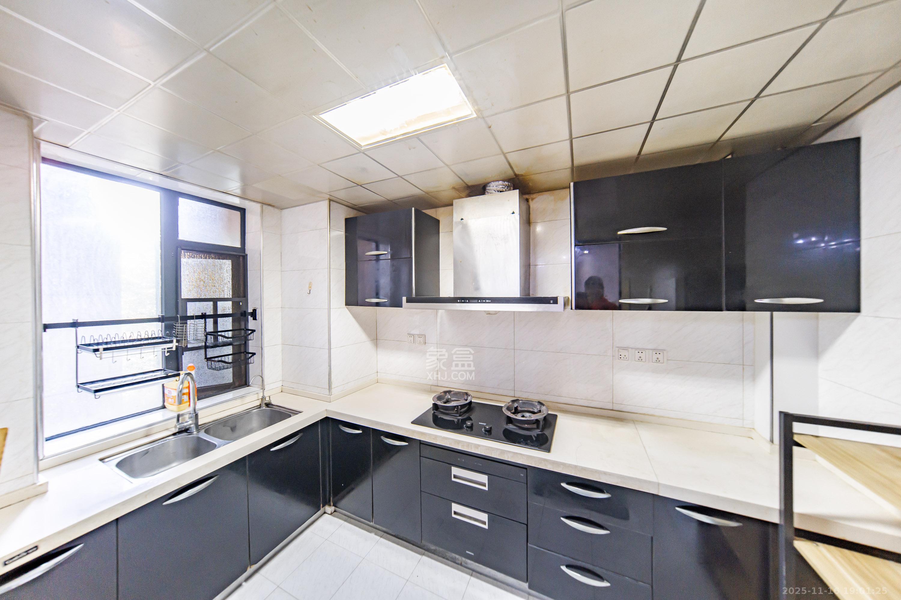 香江锦城  3室2厅2卫    128.0万厨房