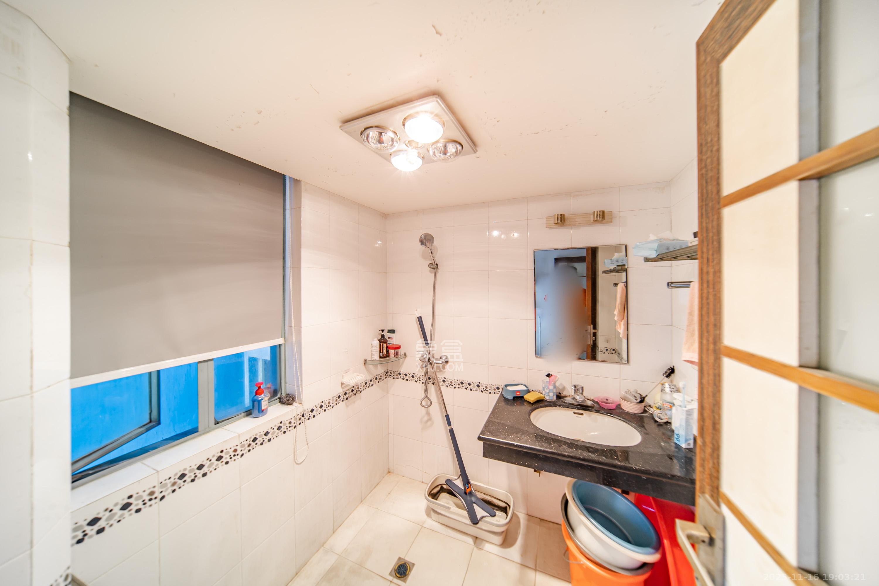 锦绣华天 4室2厅2卫 215.0万 锦绣华天 4室2厅2卫 215.0万卫生间