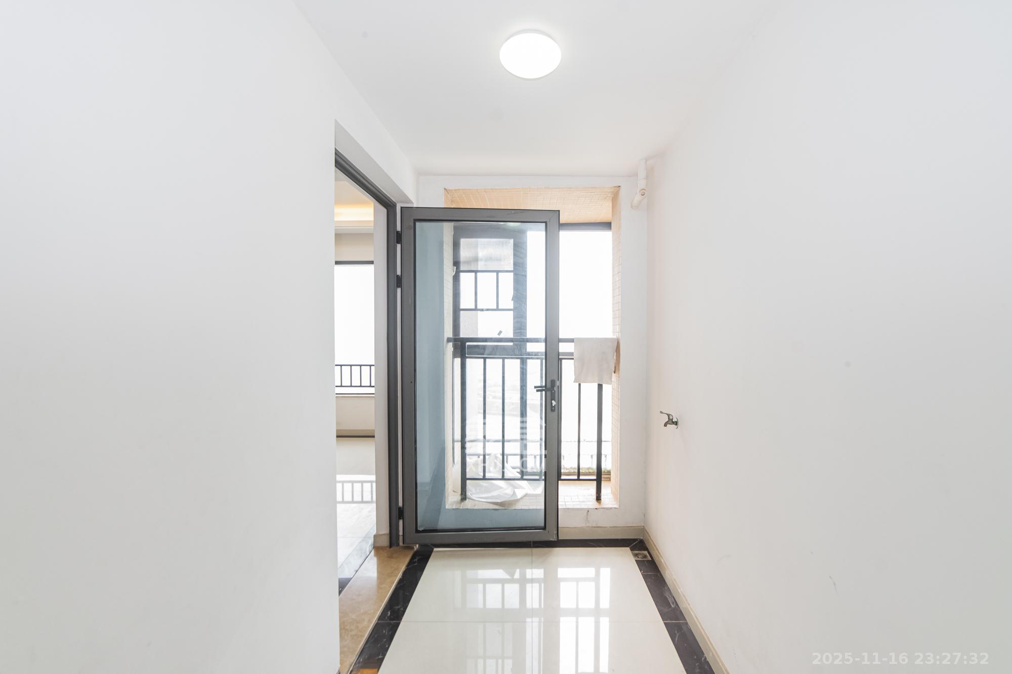 珠江郦城薰衣道 4室2厅2卫 132.0万 珠江郦城薰衣道 4室2厅2卫 132.0万阳台