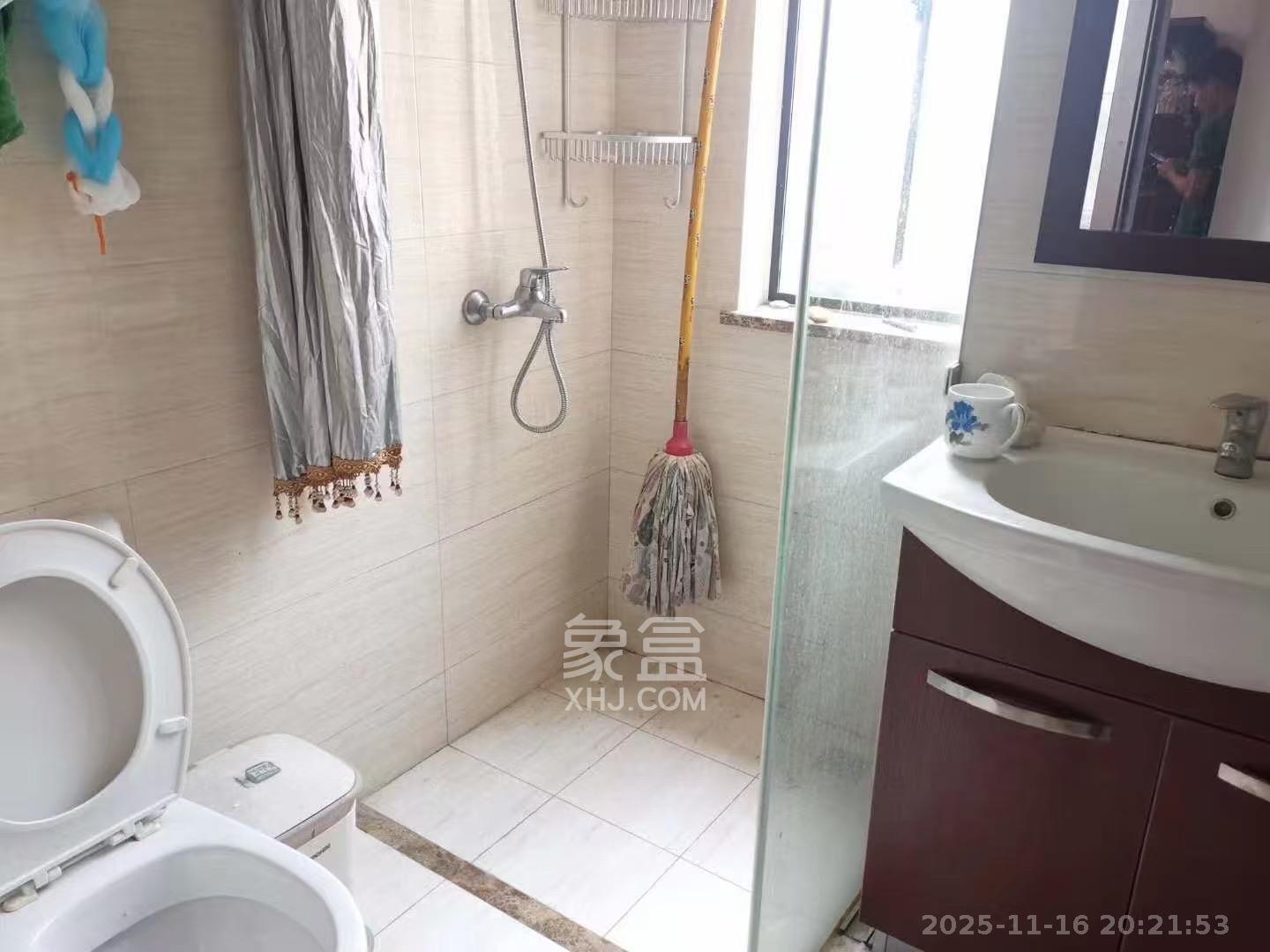 好莱城（弘德西街）  3室2厅2卫    2500.0元/月室内图