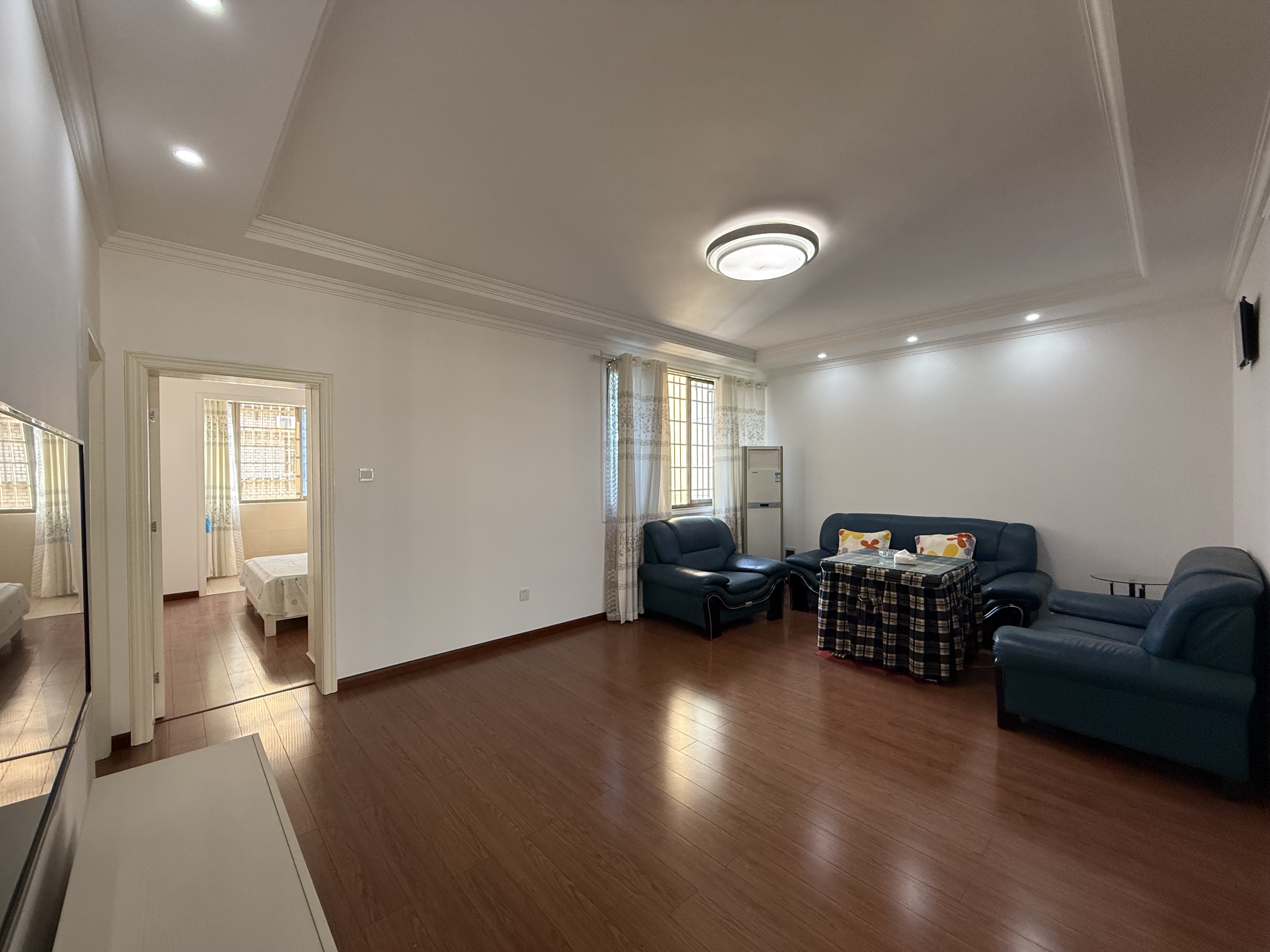 煤气公司家属楼  3室2厅2卫    63.8万客厅