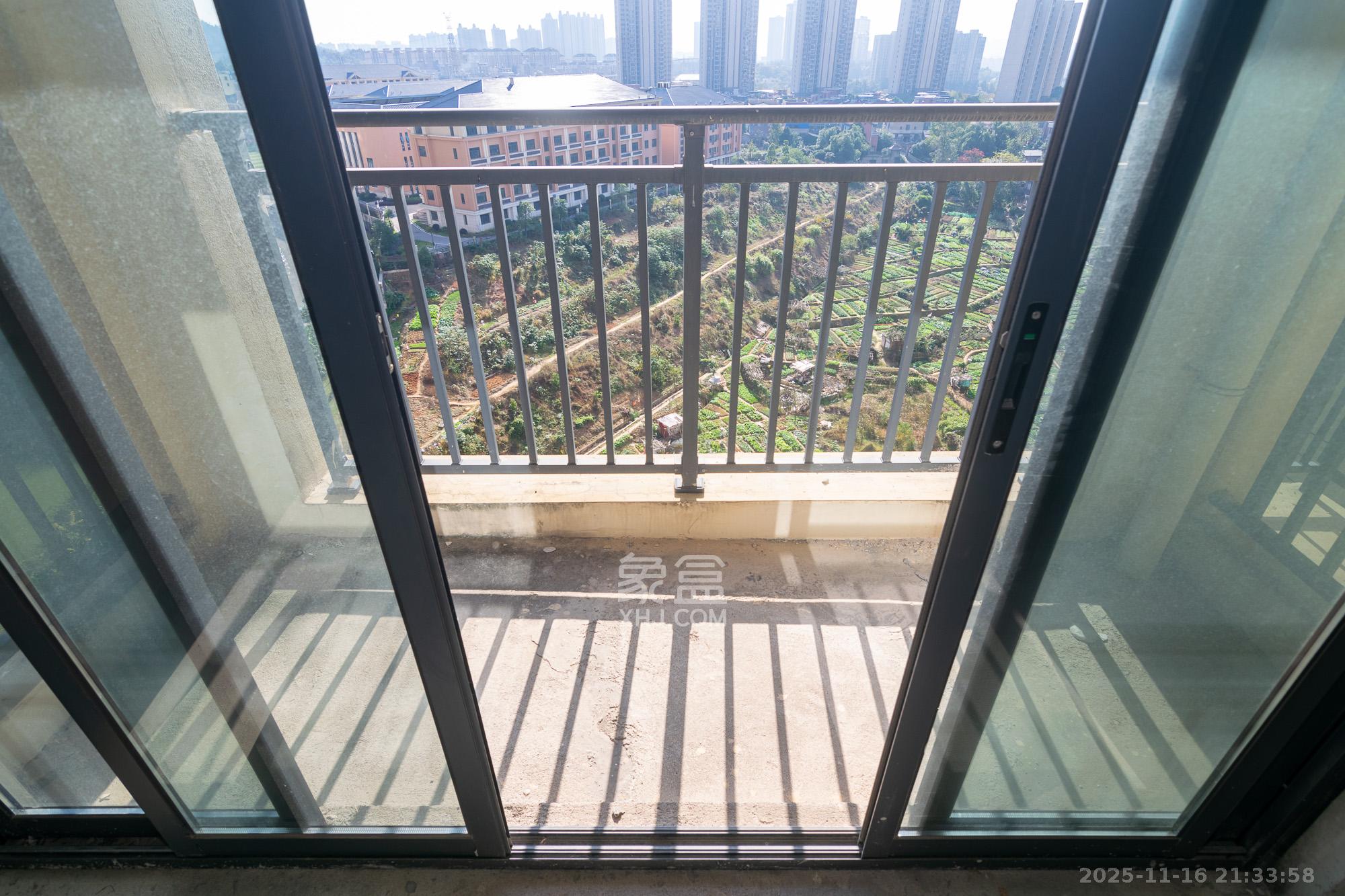 中粮鸿云  4室2厅2卫    82.8万阳台