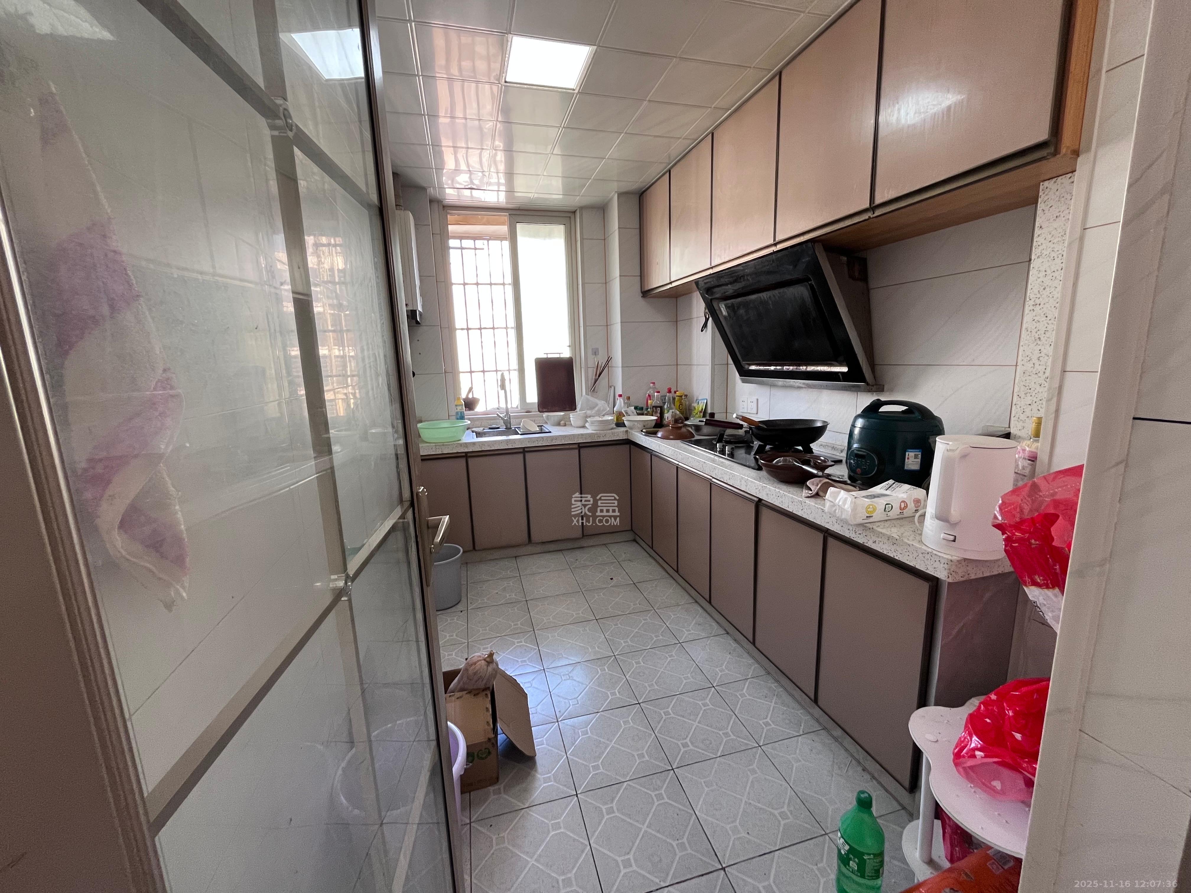 和润园一、二期  3室2厅2卫    2000.0元/月室内图