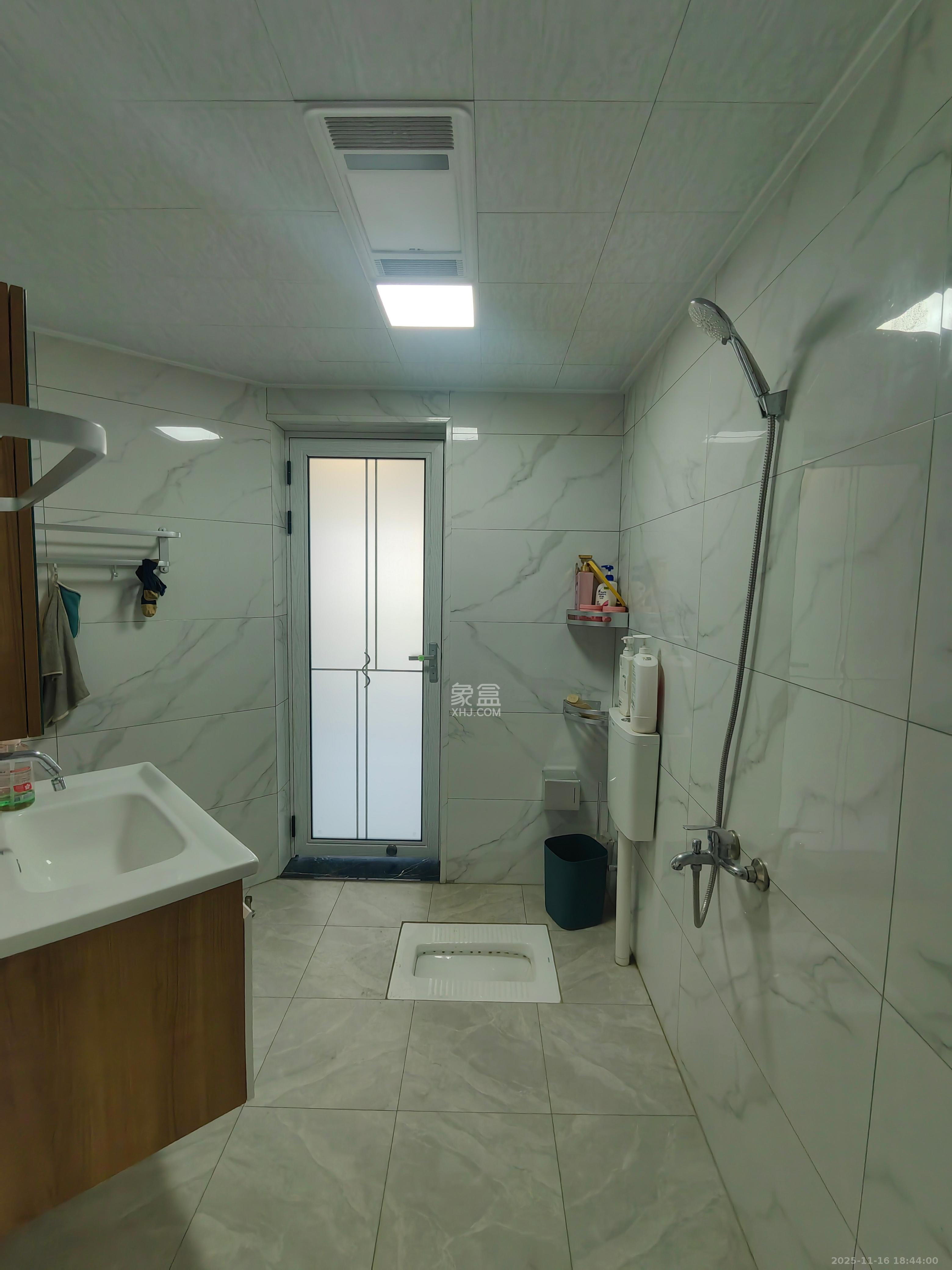 百合湖滨花园  4室2厅2卫    2400.0元/月室内图