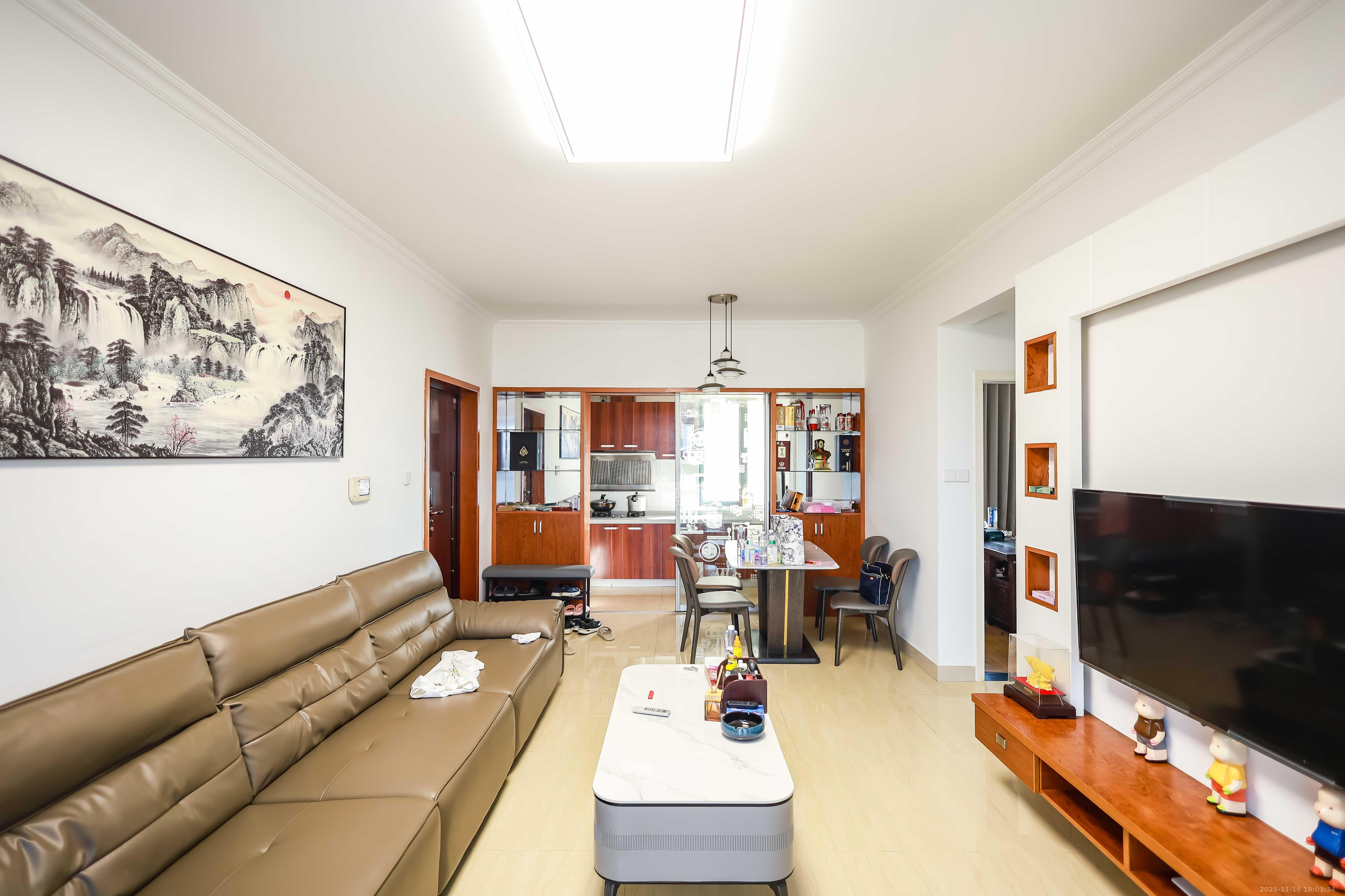 莱茵城  3室2厅2卫    78.0万客厅