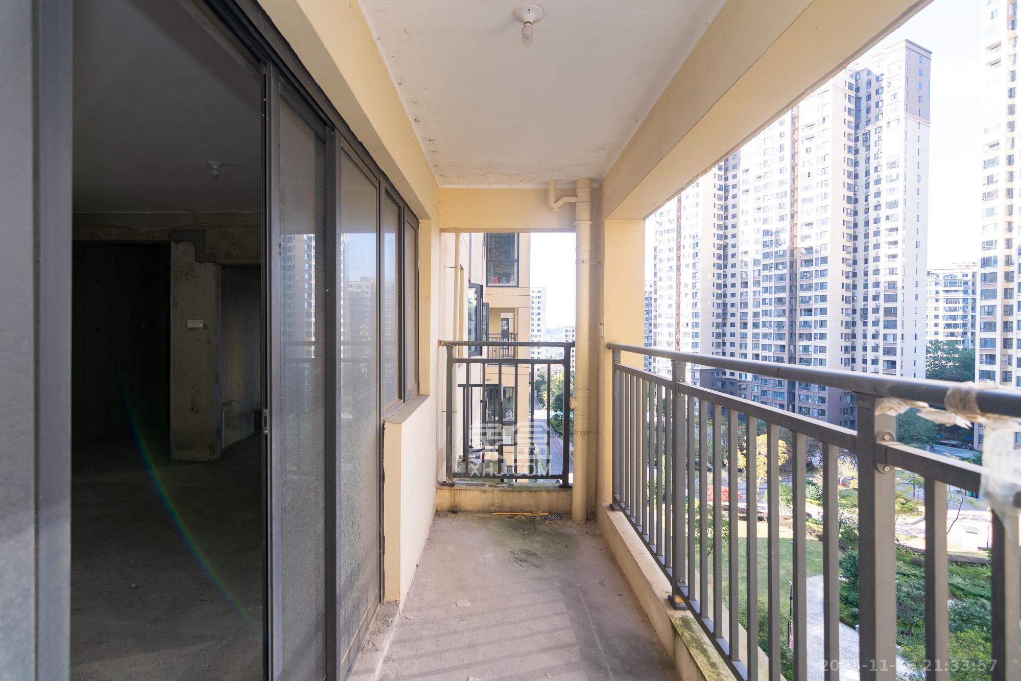 中粮鸿云  4室2厅2卫    82.8万阳台