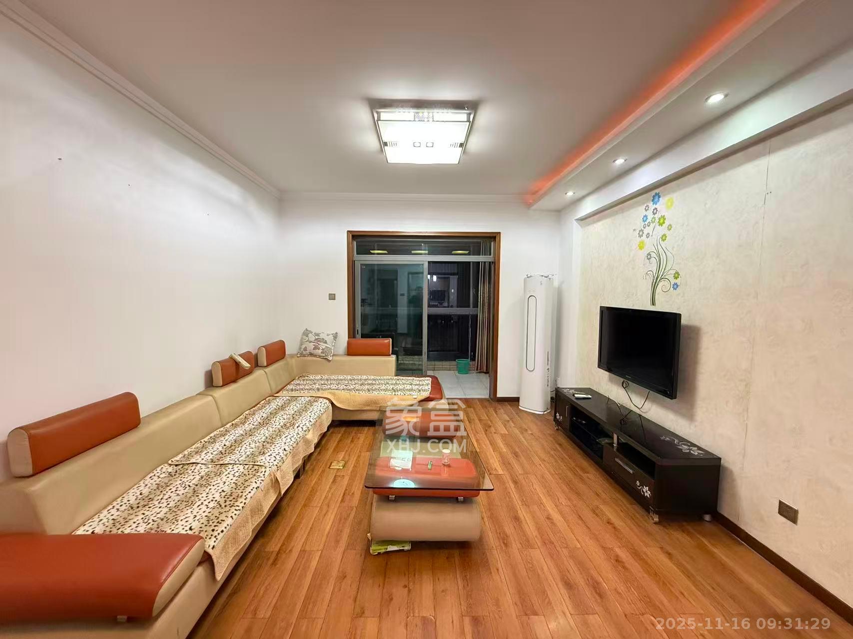 新城新世界一二三期  1室0厅1卫    2400.0元/月