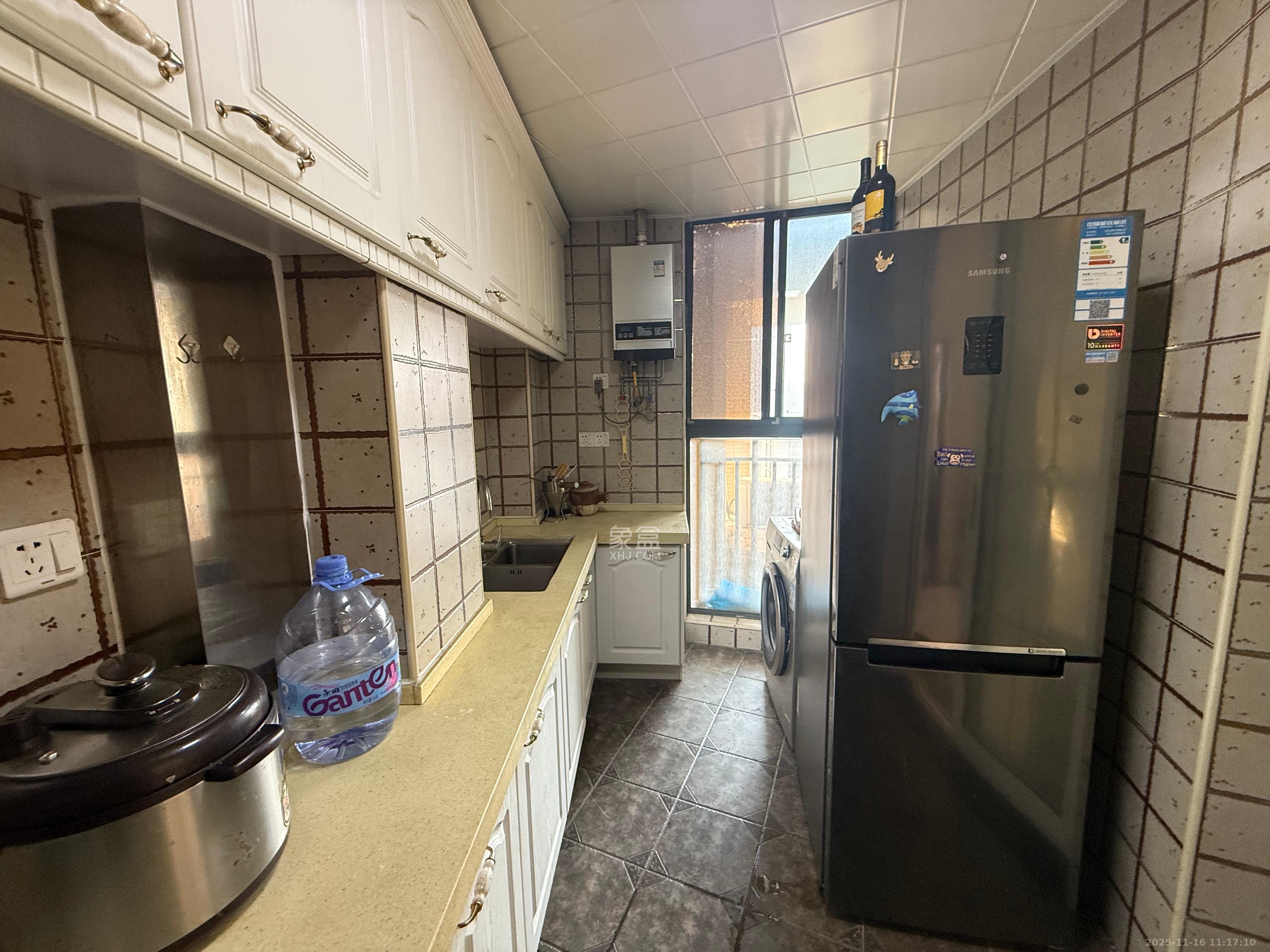 泊爱蓝湾 1室2厅2卫 2400.0元/月 泊爱蓝湾 1室2厅2卫 2400.0元/月室内图