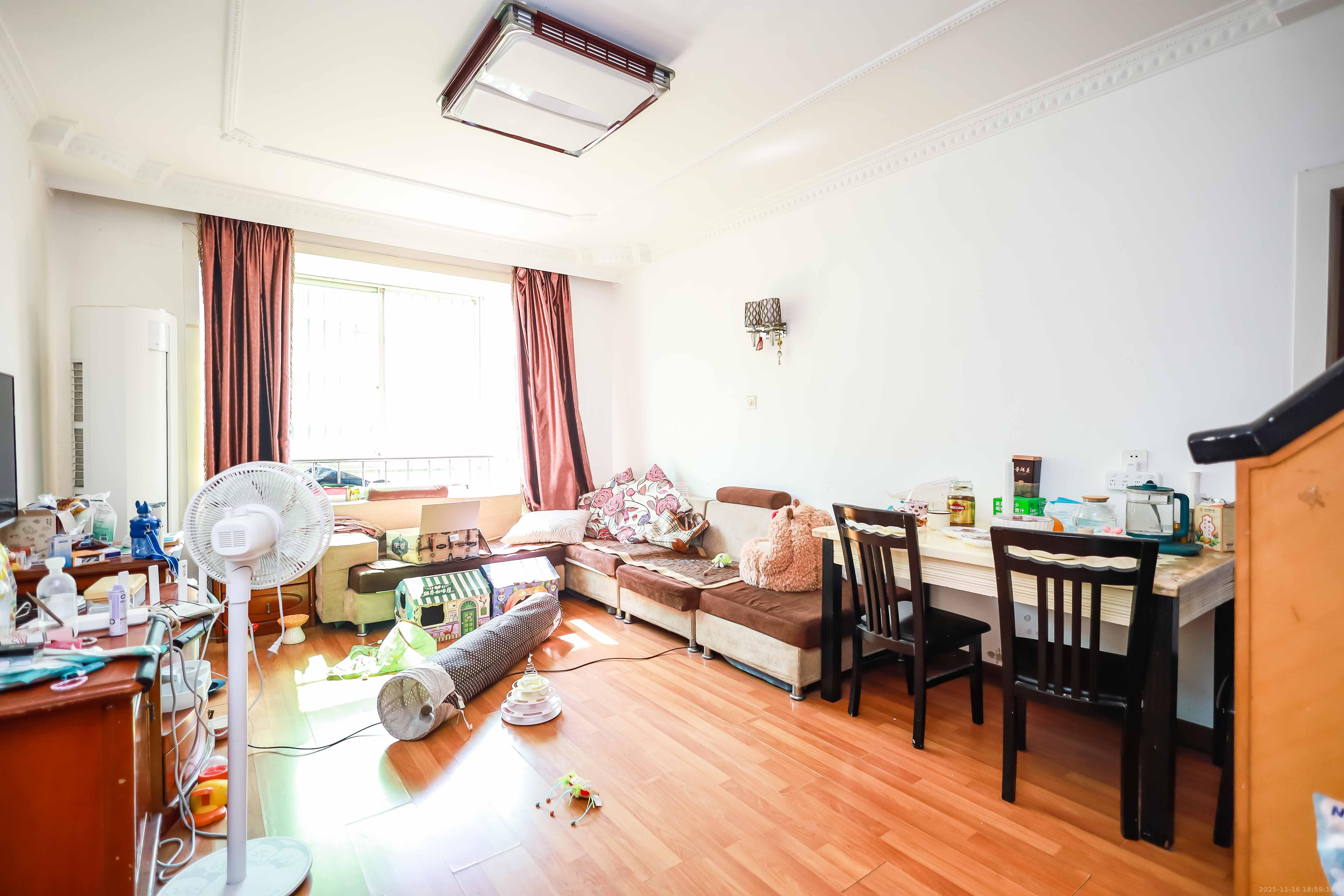 咸嘉新村嘉明苑 5室2厅2卫 105.0万 咸嘉新村嘉明苑 5室2厅2卫 105.0万客厅