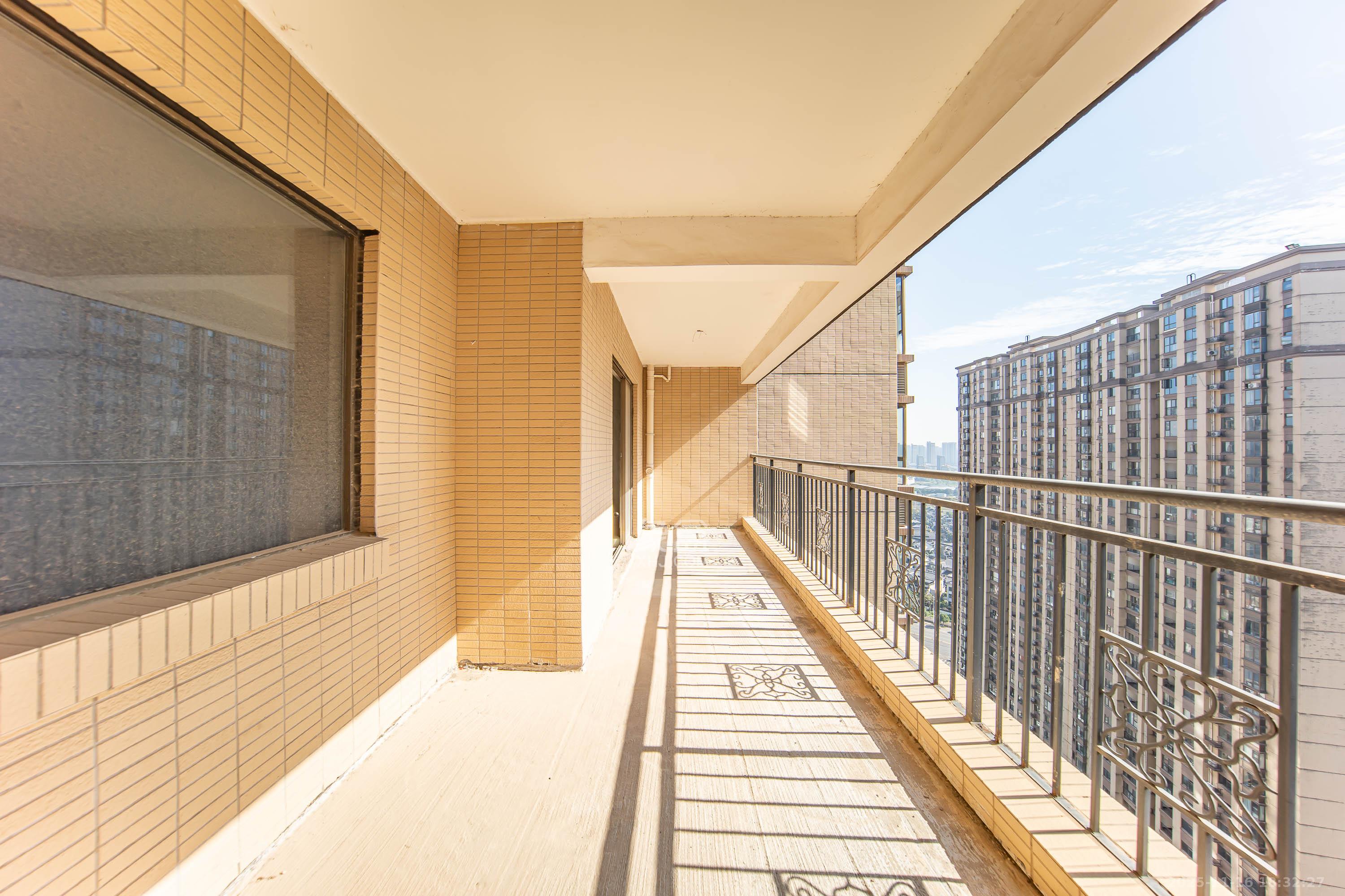 江山帝景雅典  4室2厅1卫    160.0万阳台