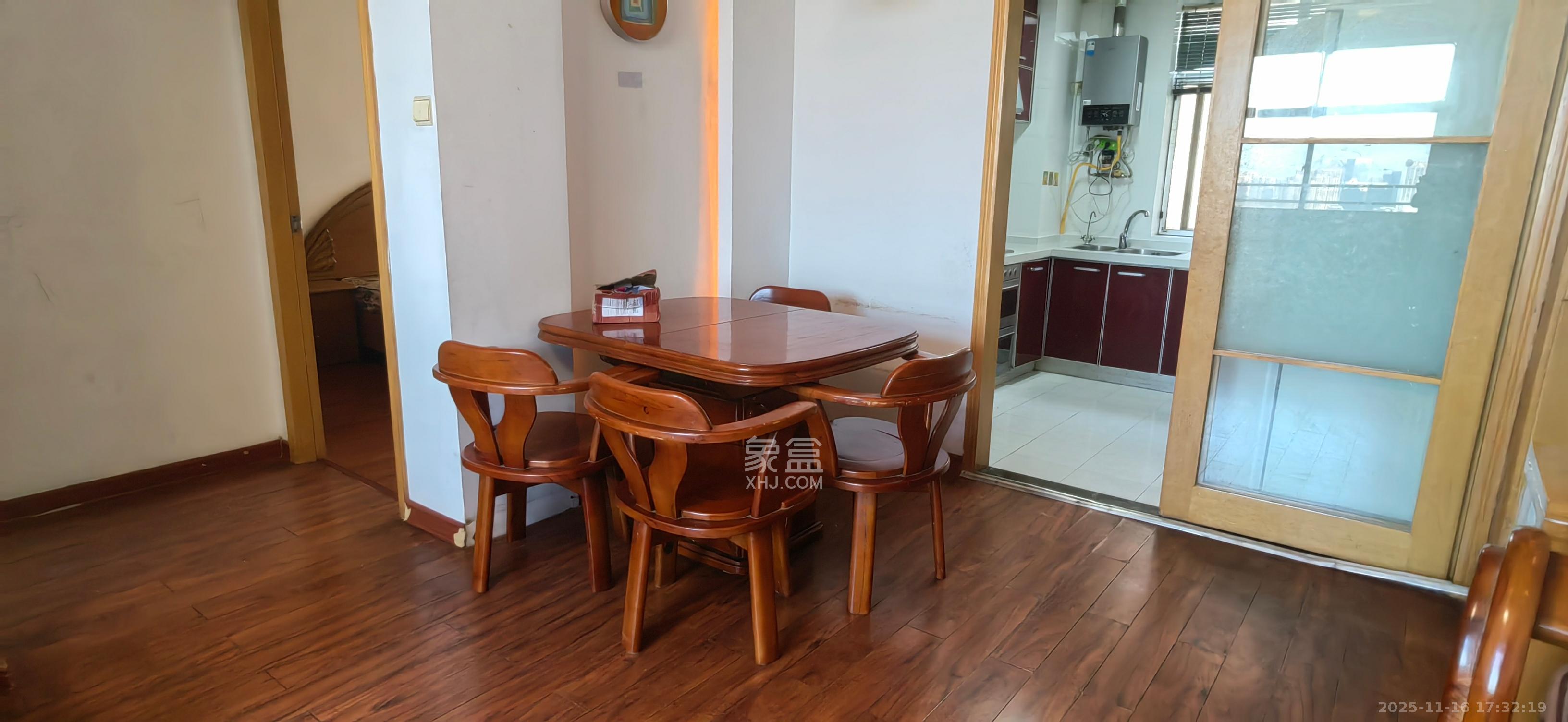 雄踞都市东家  2室2厅1卫    2000.0元/月