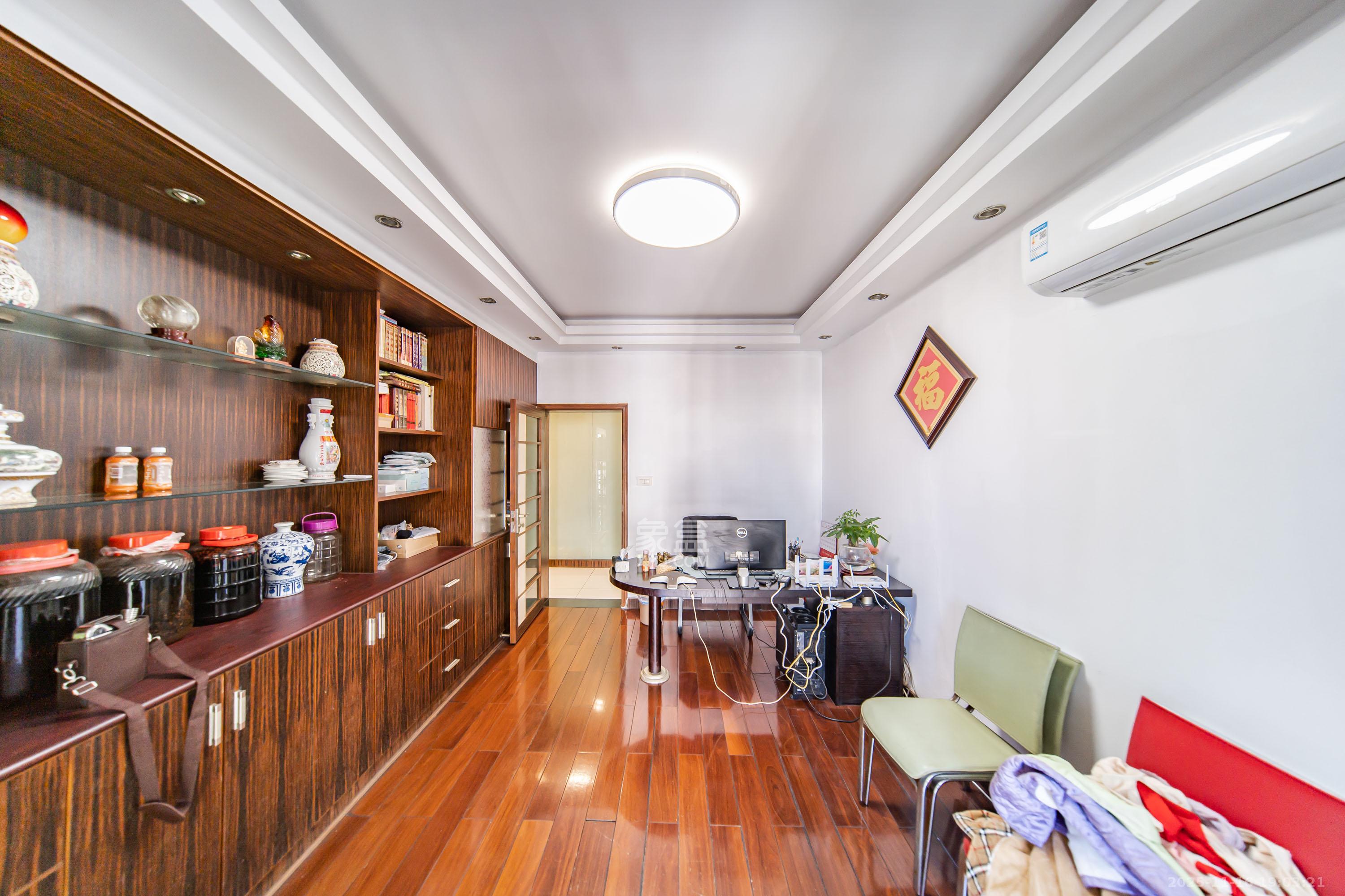 锦绣华天  4室2厅2卫    215.0万卧室