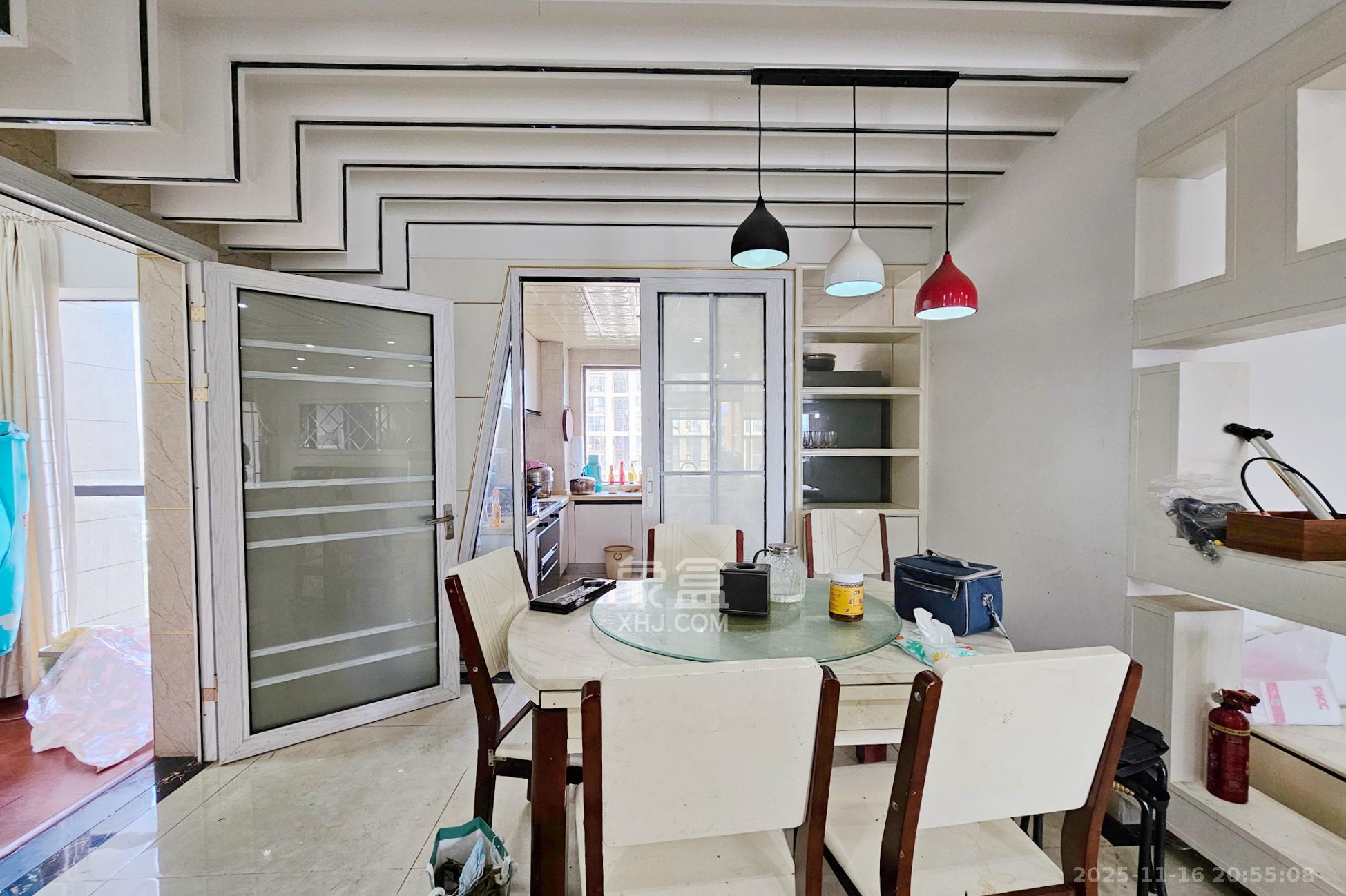 嘉宇盛世华章  3室2厅2卫    100.0万客厅