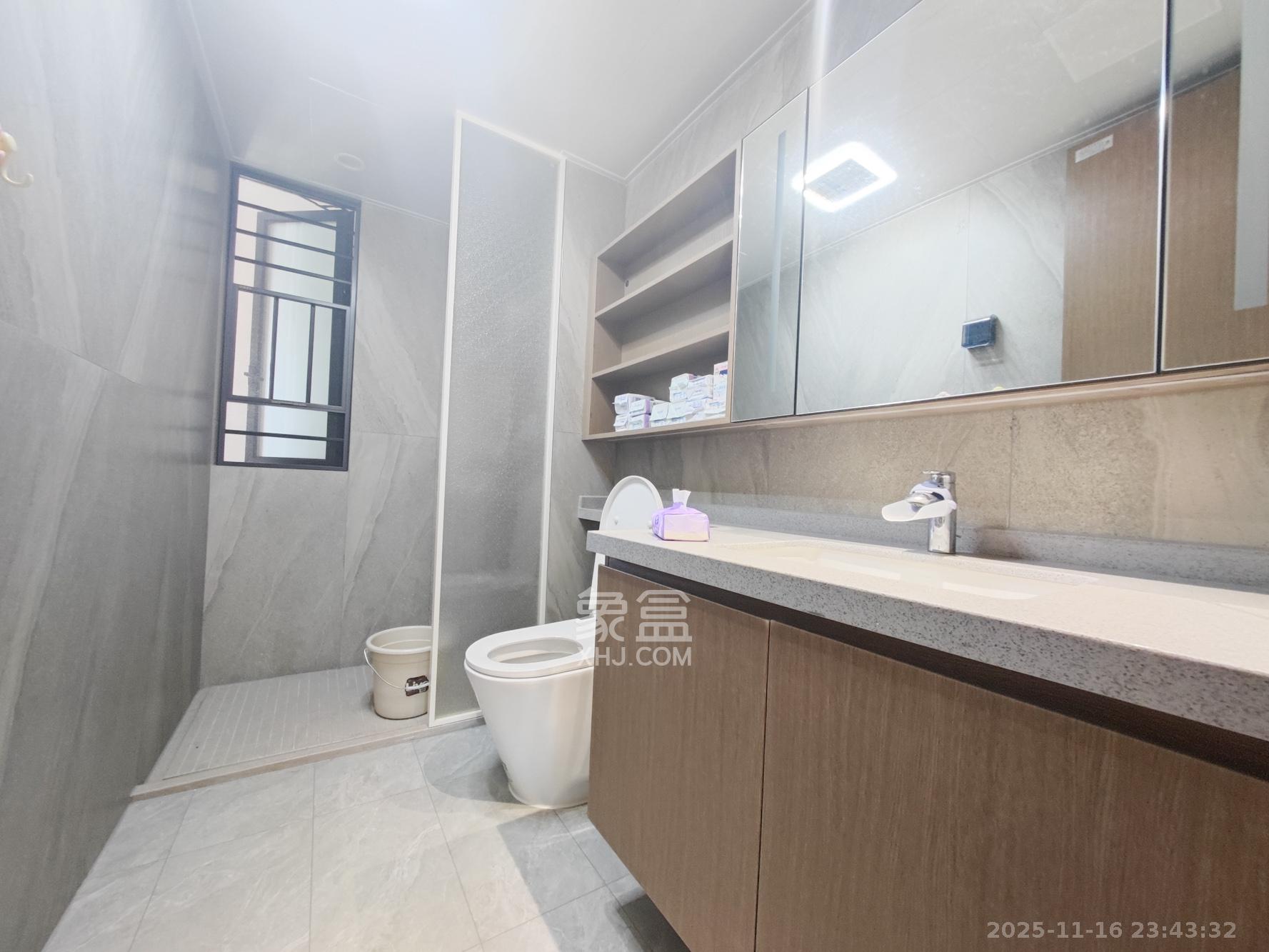 金地都会风華  3室2厅2卫    138.0万卫生间