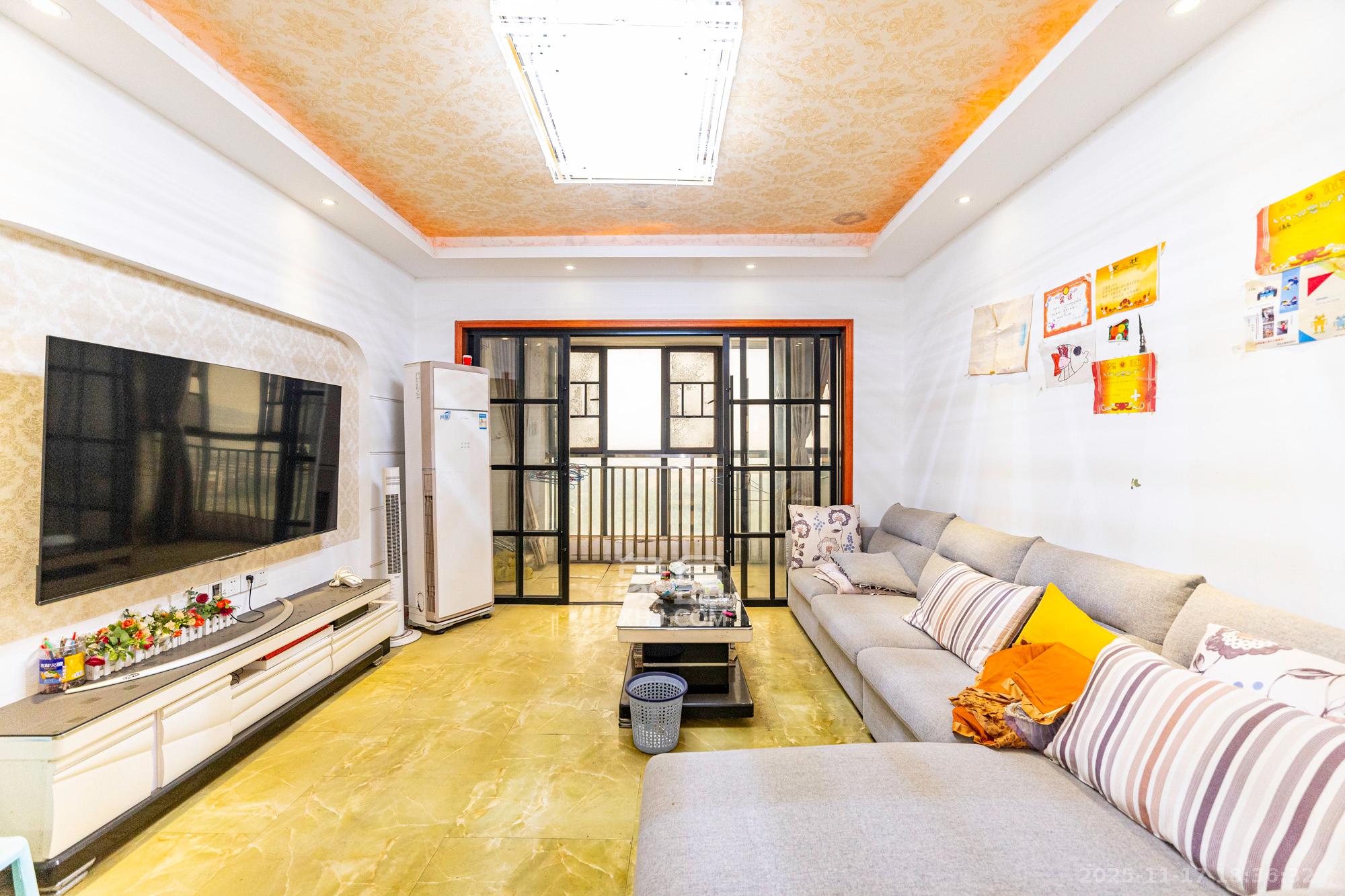 悦湖山  4室2厅2卫    74.0万室内图1