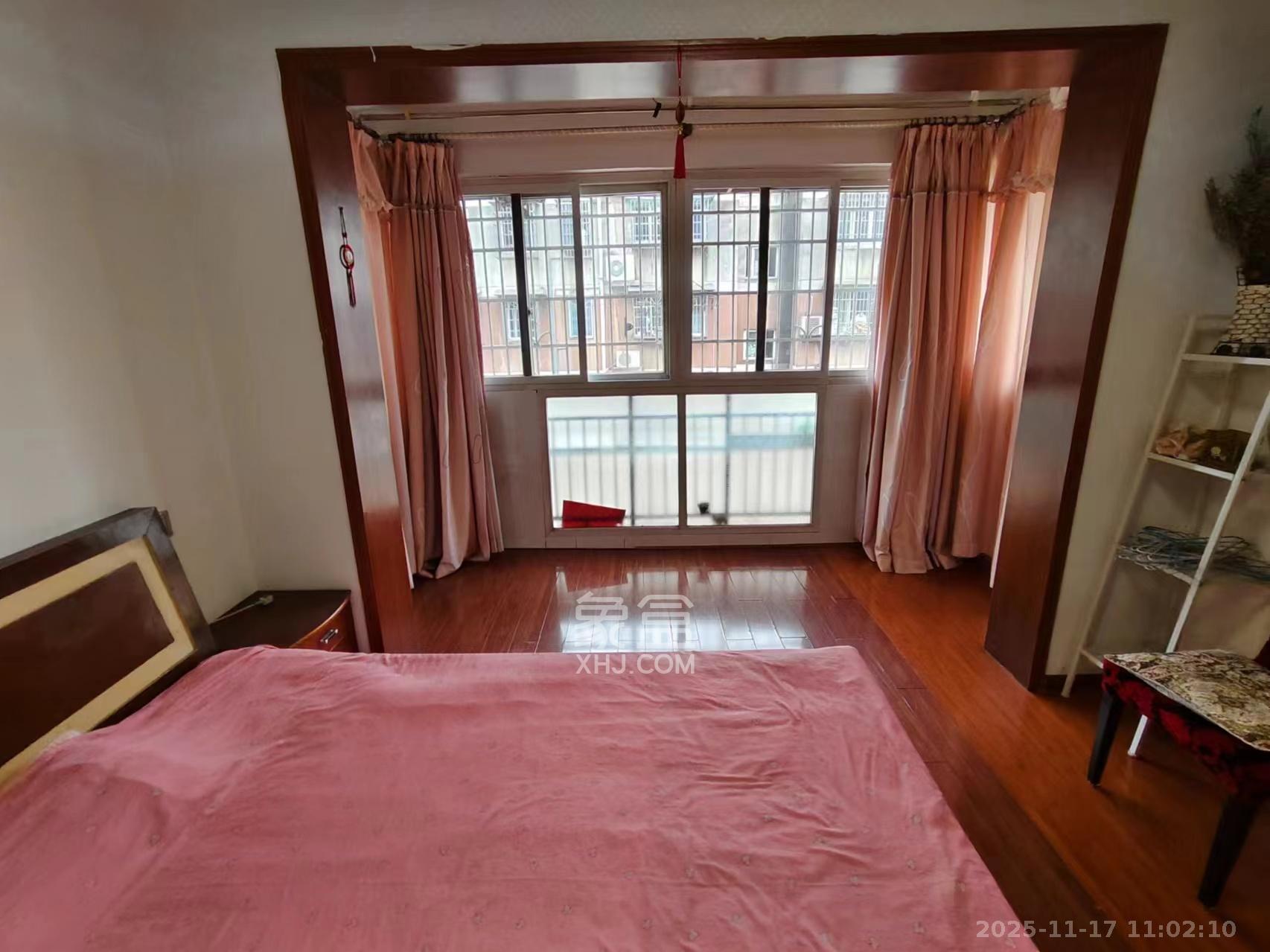 新桥小区  3室2厅2卫    2000.0元/月室内图